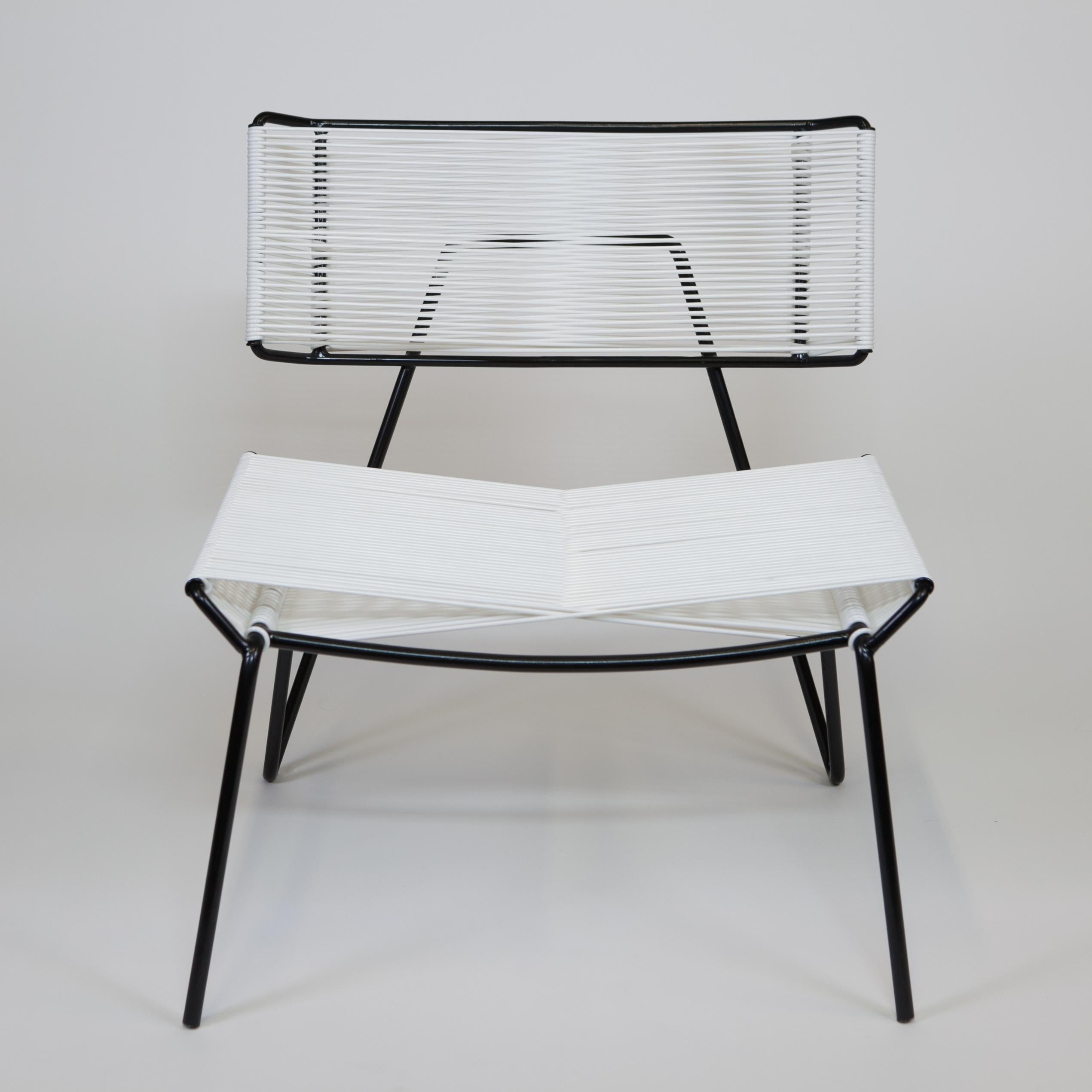 Handgefertigter Midcentury Style Outdoor Lounge Chair:: Schwarz mit weißem PVC:: auf Lager im Zustand „Neu“ in West Hollywood, CA