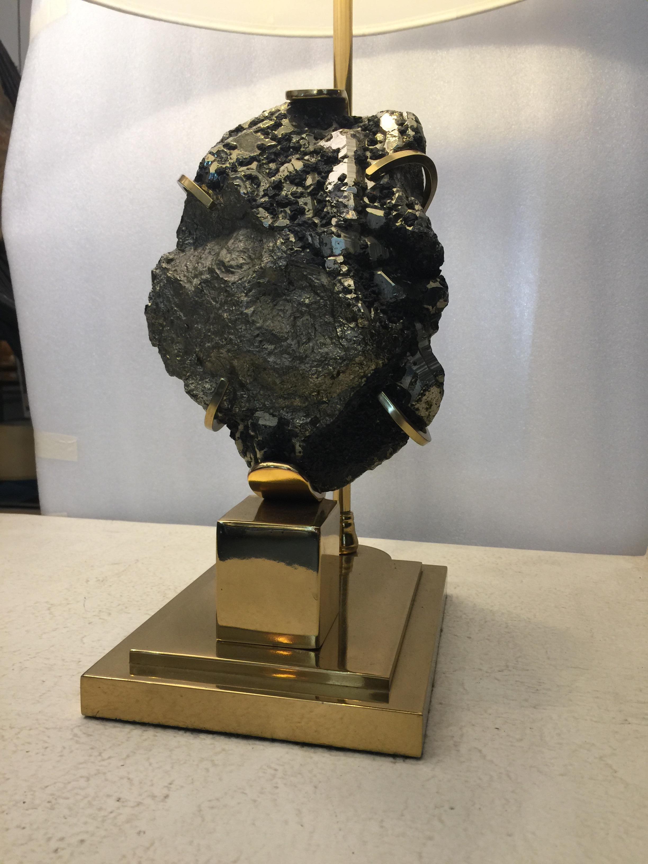 Lampe spécimen de pyrite montée sur pied français avec base en laiton Bon état - En vente à East Hampton, NY
