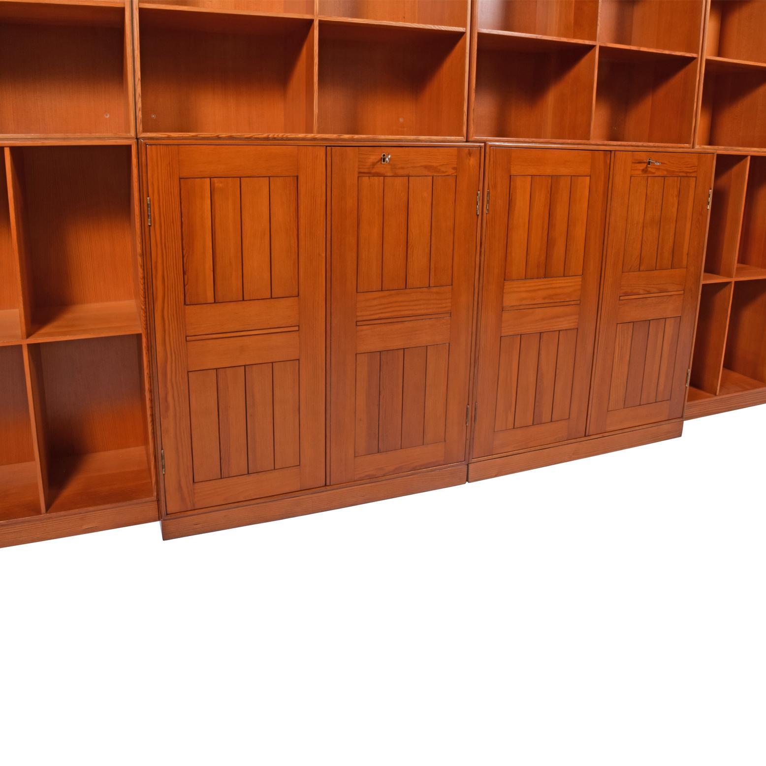 Mogens Koch Oregon Kiefer Bücherregal oder Wandschrank für Rud Rasmussen im Zustand „Gut“ in Hudson, NY