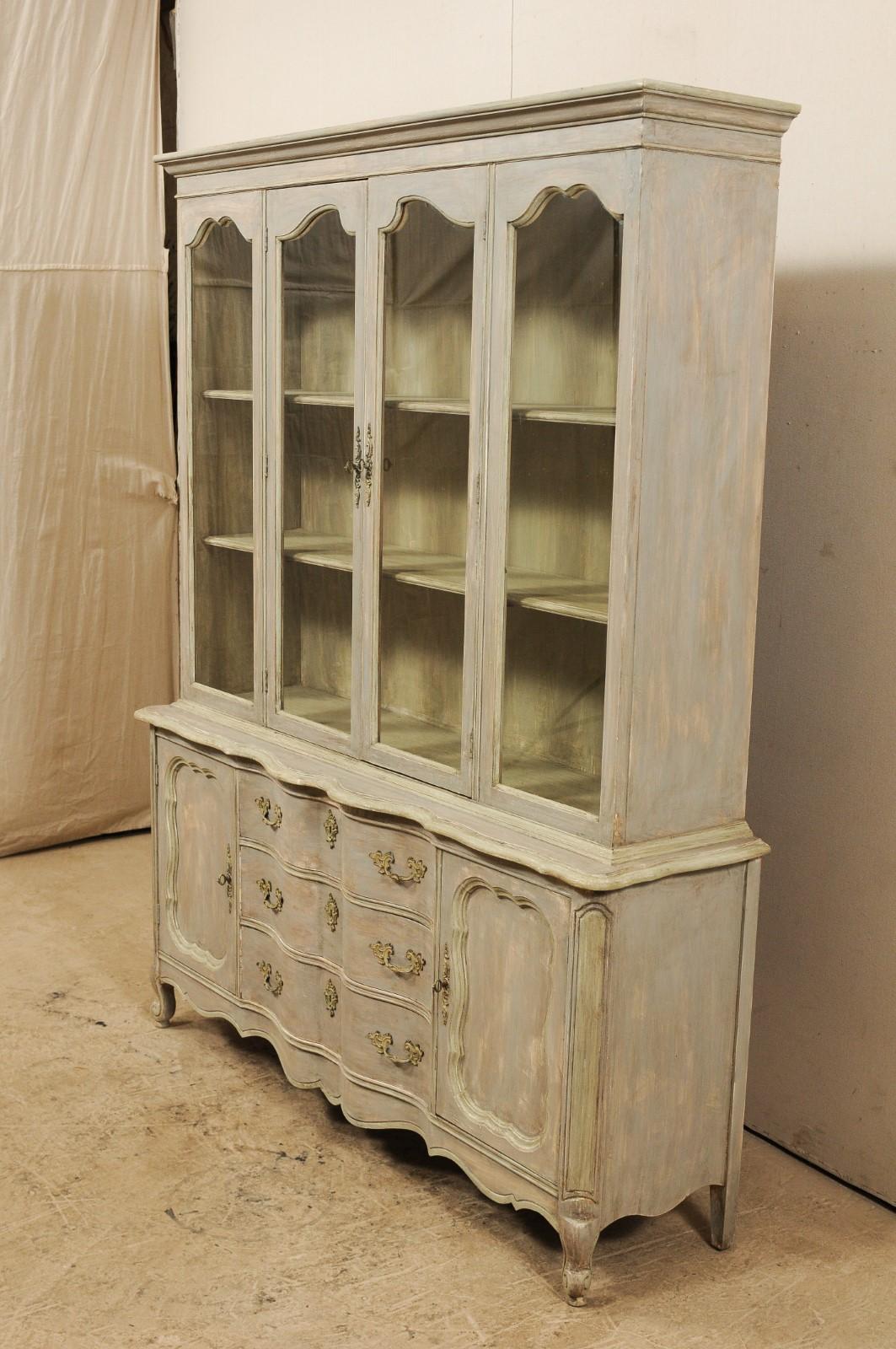 French Style Mid-20th Century Wood and Glass Display and Storage Cabinet im Zustand „Gut“ in Atlanta, GA