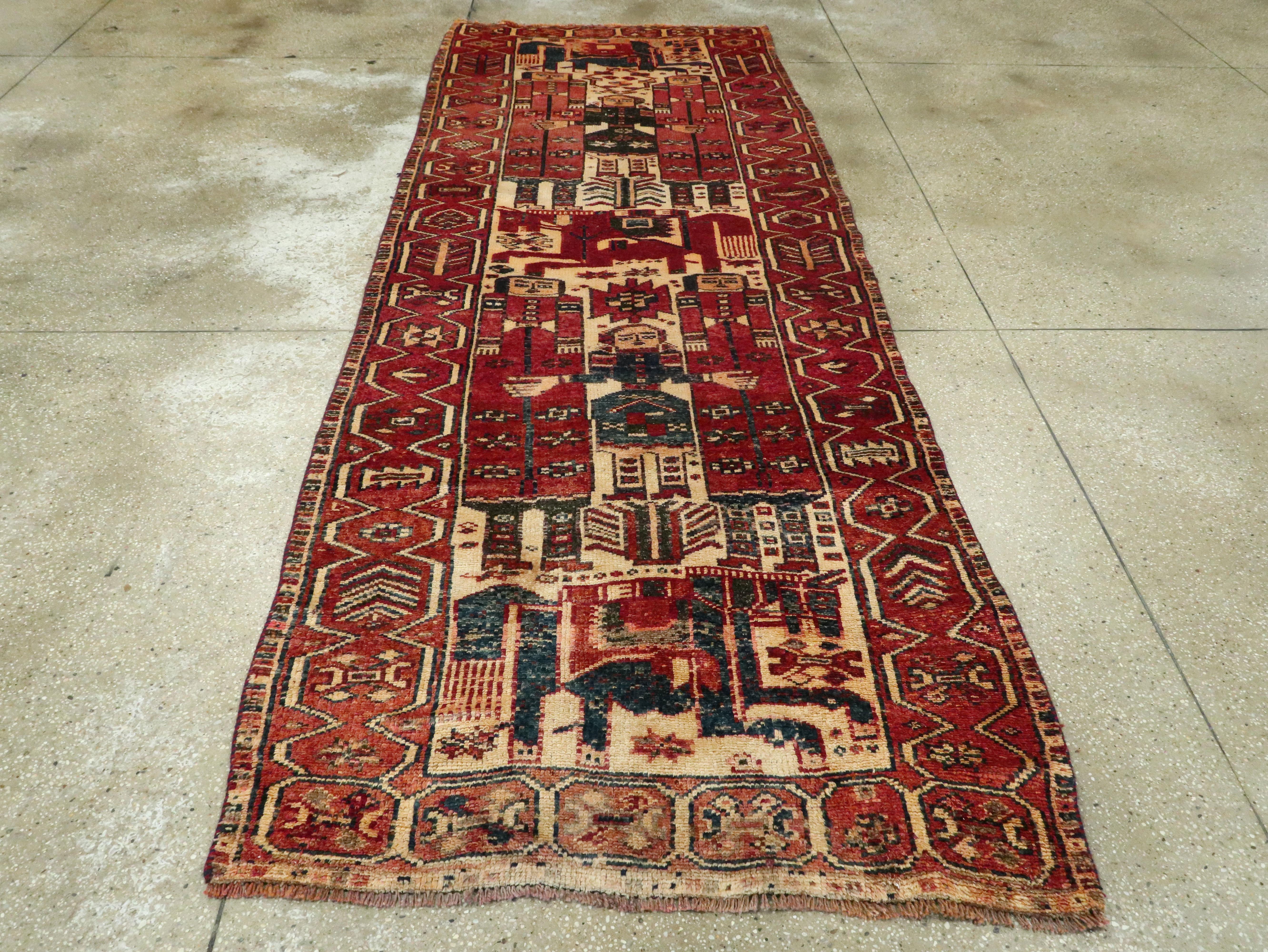 Vintage Persian Bakhtiari Rug In Excellent Condition For Sale In New York, NY