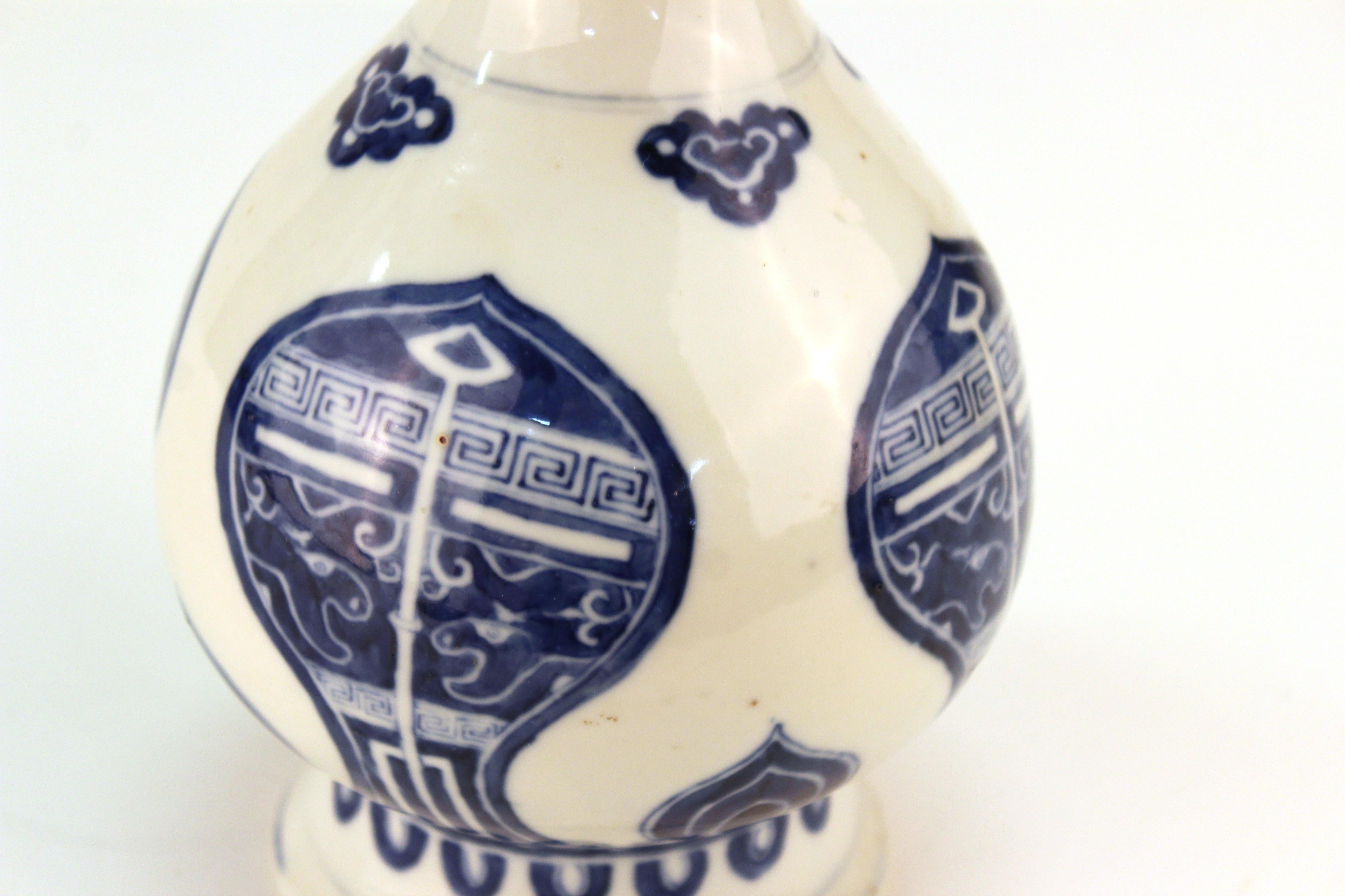 Chinese Qing Dynasty Kangxi Period Underglazed Blue and White Porcelain Vase 1