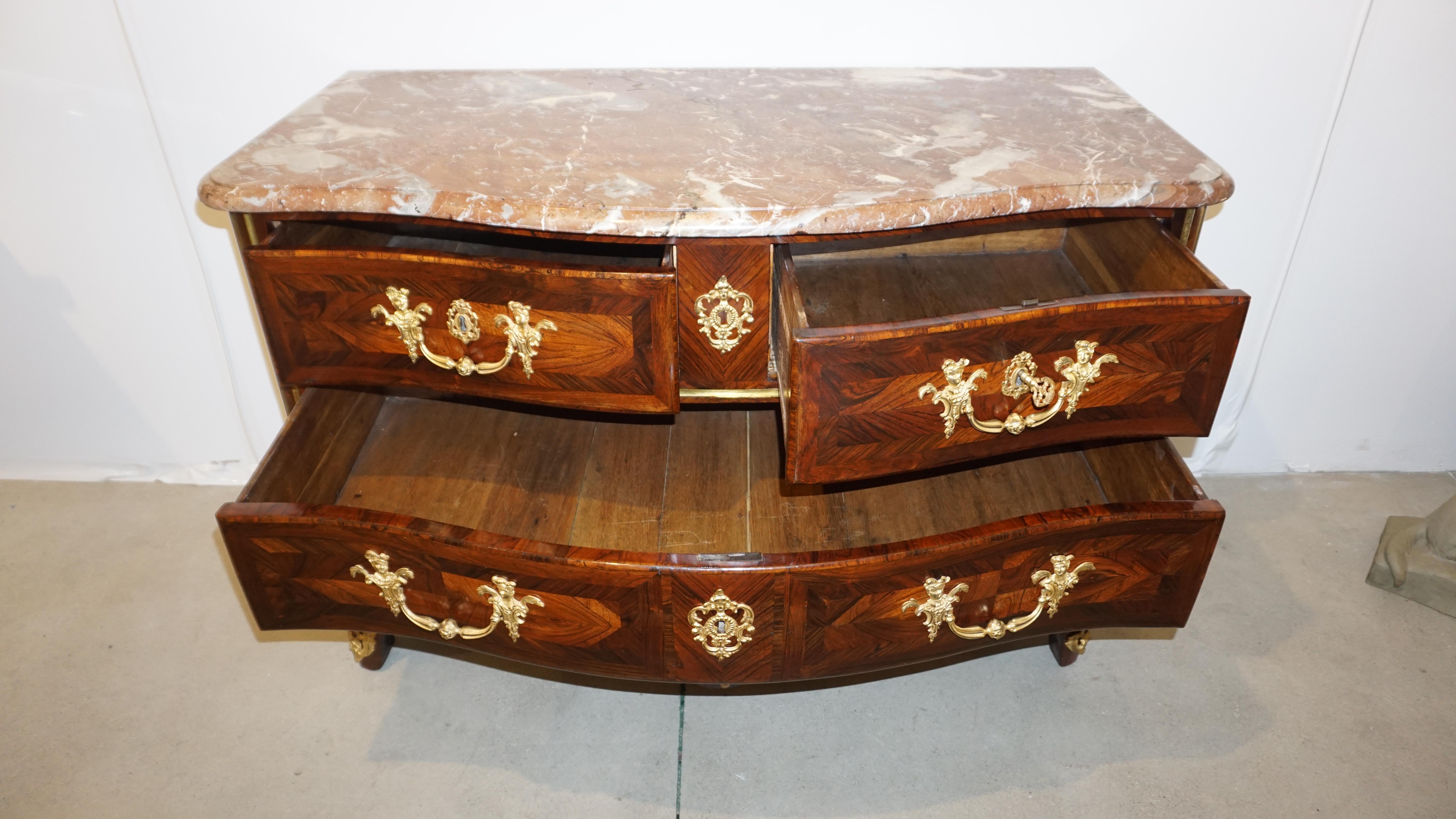 Commode française du 18ème siècle en bois de violette estampillé Marchand avec provenance Excellent état - En vente à New York, NY