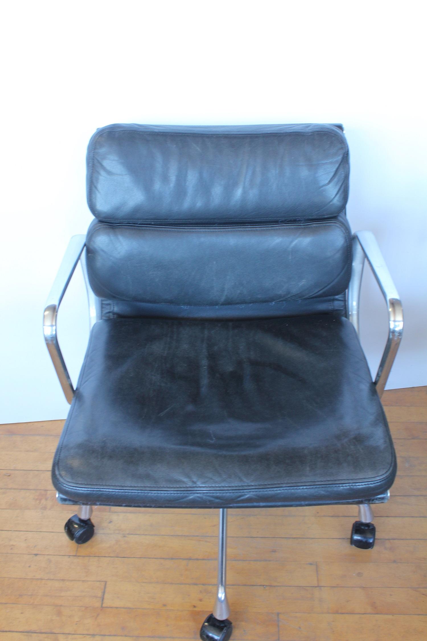 1990s Leather Soft Pad Desk Chair by Herman Miller In Good Condition For Sale In Chicago, IL