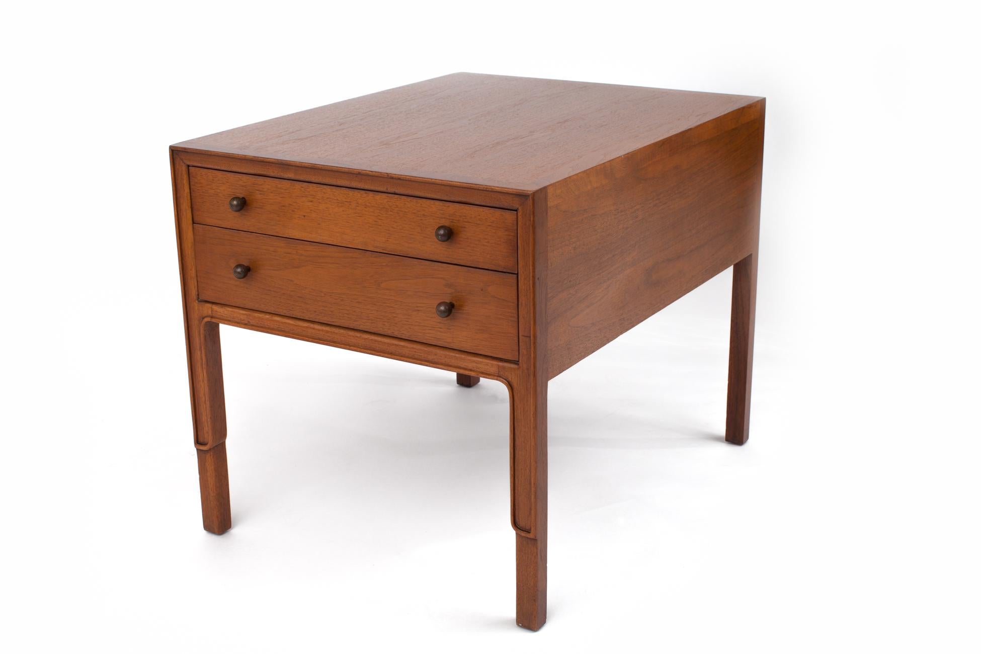 Mid-20th Century Classic Pair of Mahogany Bedside Tables by John Stuart, United States, 1960s