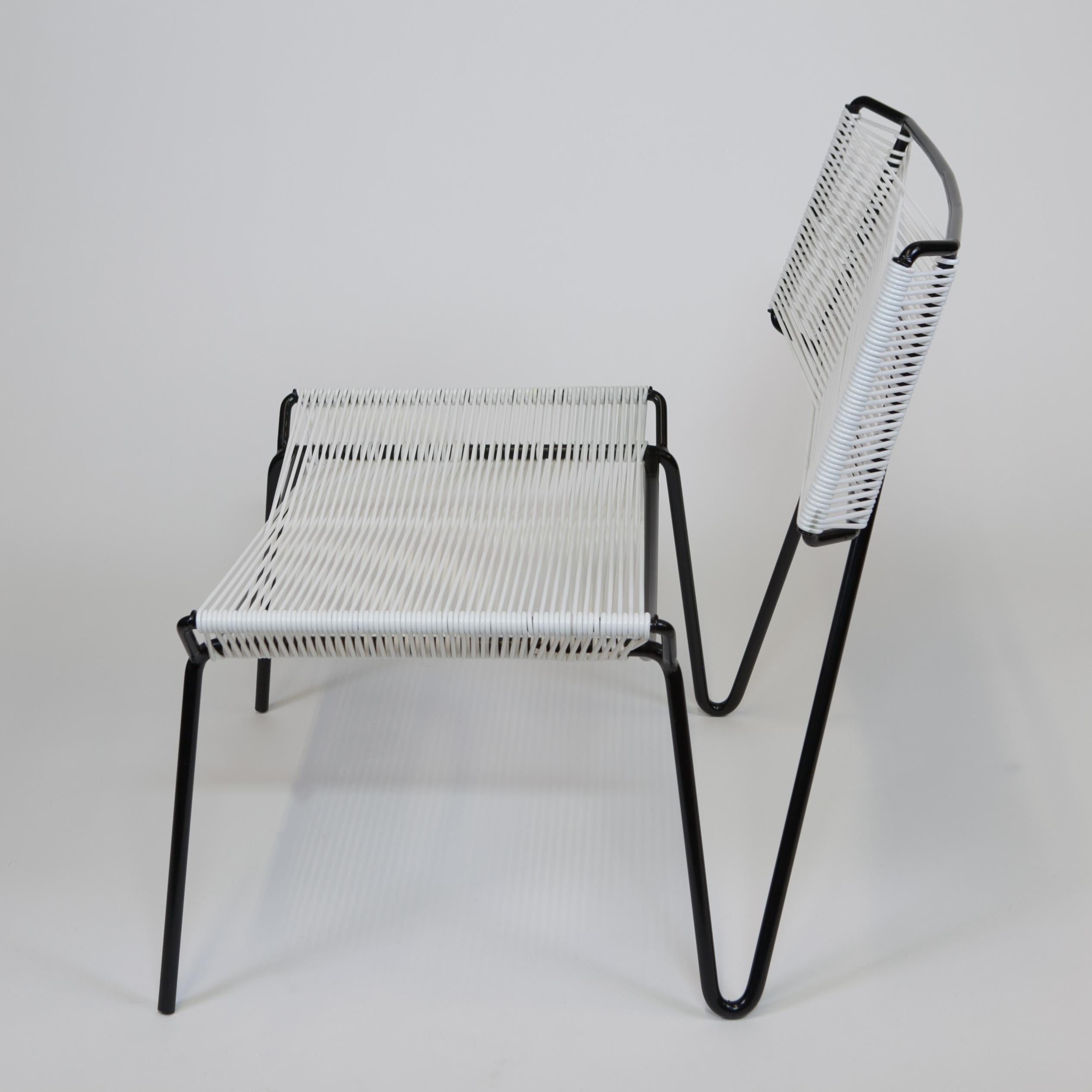 Handgefertigter Midcentury Style Outdoor Lounge Chair:: Schwarz mit weißem PVC:: auf Lager (21. Jahrhundert und zeitgenössisch)