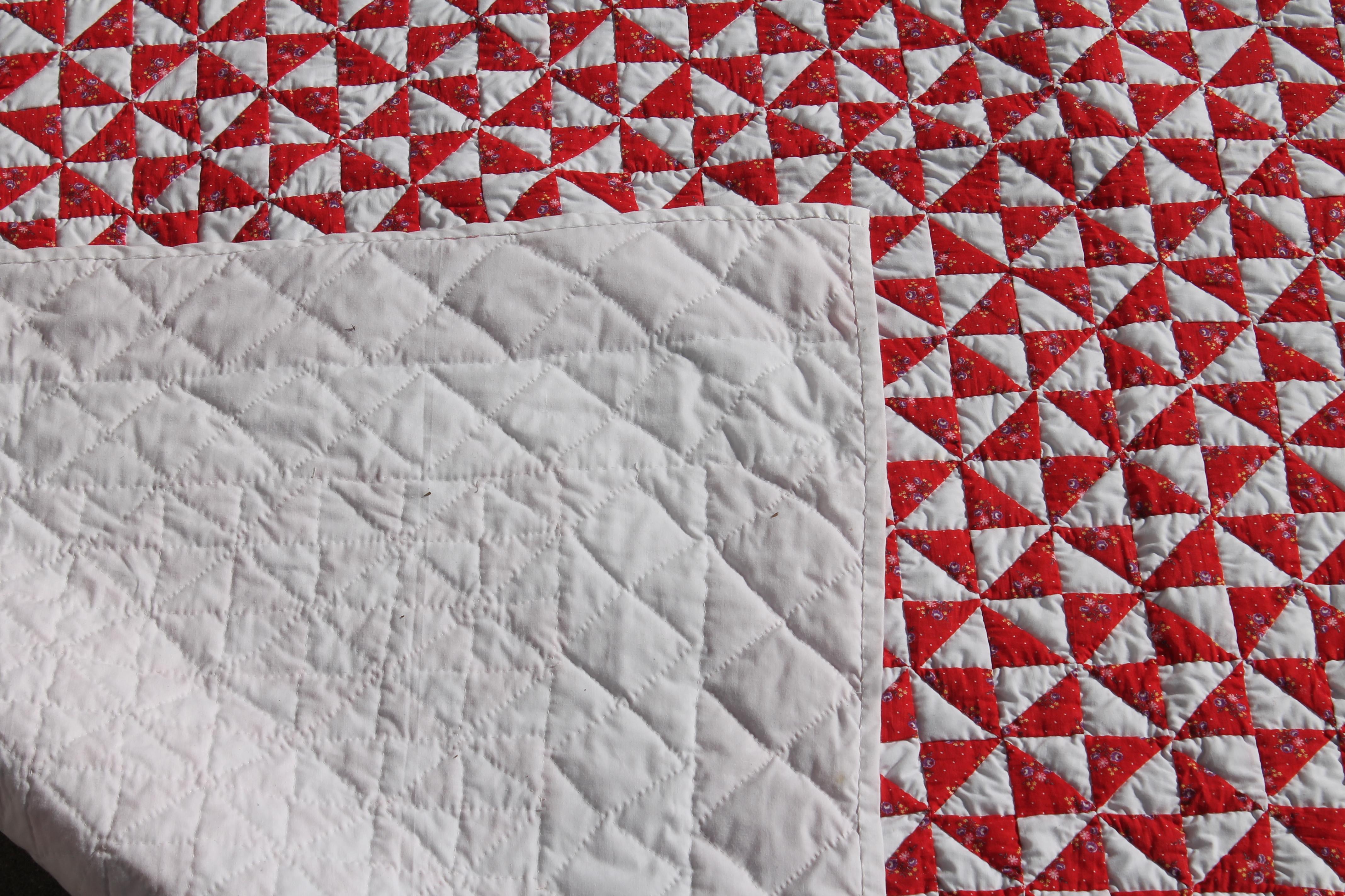 Antique Quilt - 20th Century Mini-Triangles Quilt Red and White In Excellent Condition In Los Angeles, CA