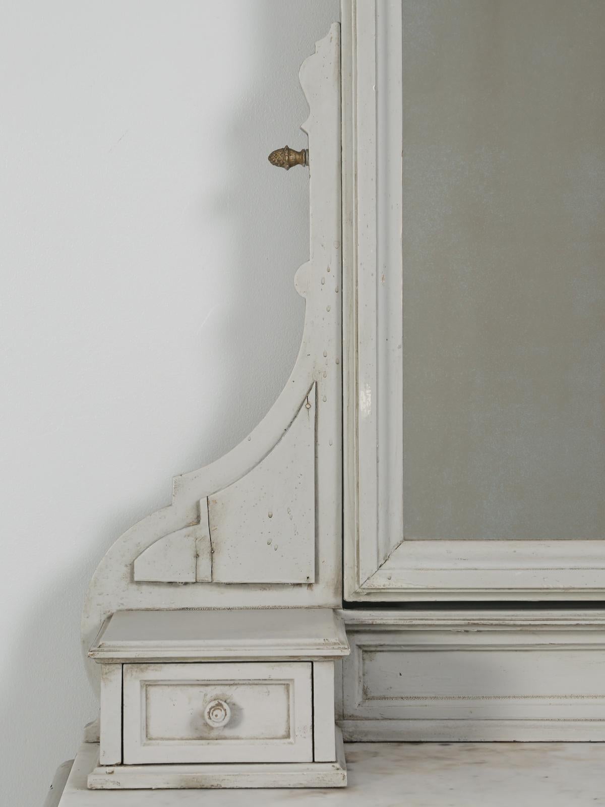 Antiker französischer Louis XVI-Stil-Schminktisch, passender Stuhl, Original grau lackiert im Zustand „Gut“ in Chicago, IL