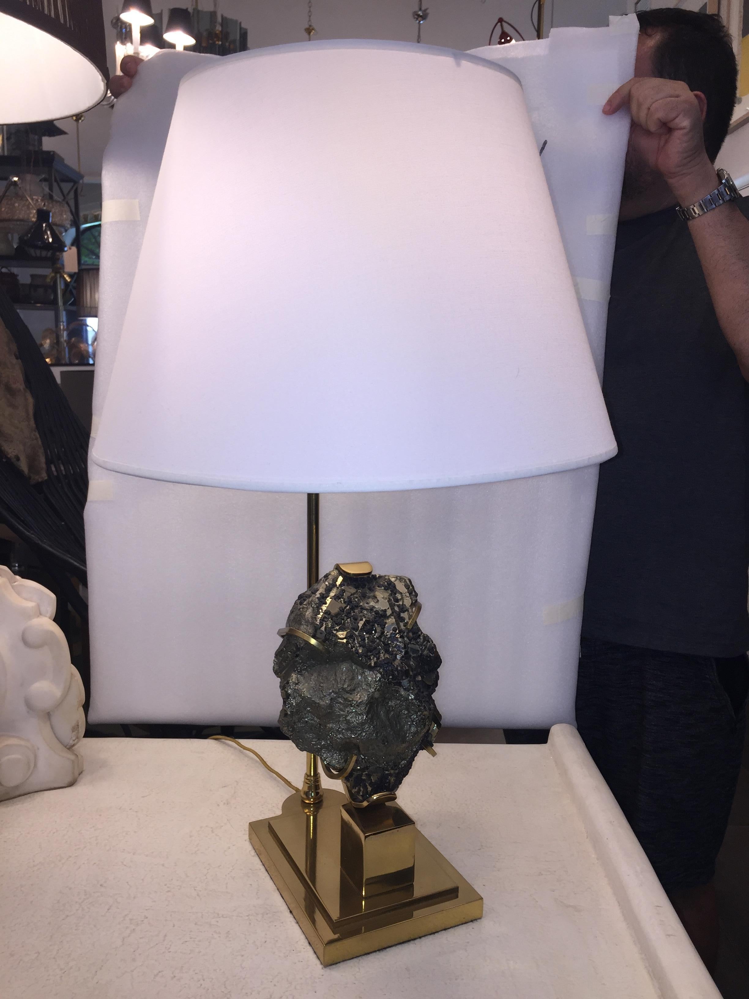 Fin du 20e siècle Lampe spécimen de pyrite montée sur pied français avec base en laiton en vente