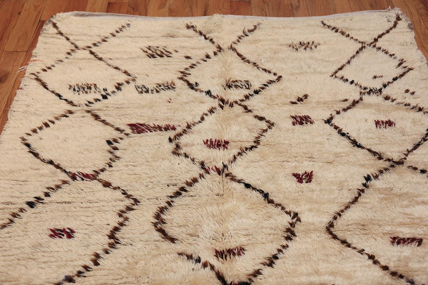 Vintage Small Size Moroccan Rug. Size: 4 ft 7 in x 8 ft 2 in (1.4 m x 2.49 m) In Excellent Condition In New York, NY