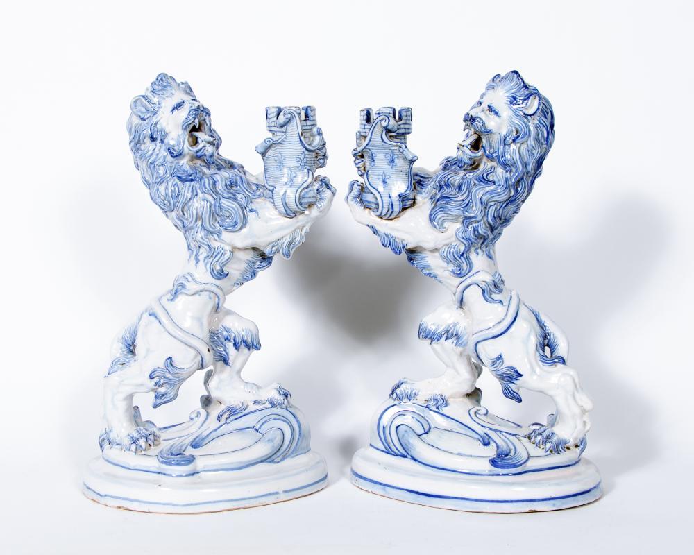 Paar Galle Fayence-Löwen-Kerzenhalter mit Silberkandelaber aus dem 19. Jahrhundert im Zustand „Hervorragend“ im Angebot in Essex, MA