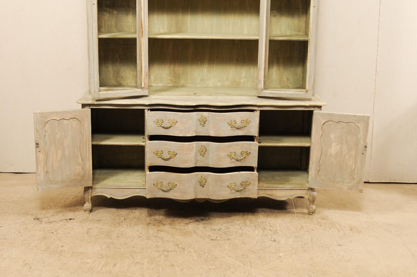 French Style Mid-20th Century Wood and Glass Display and Storage Cabinet (20. Jahrhundert)