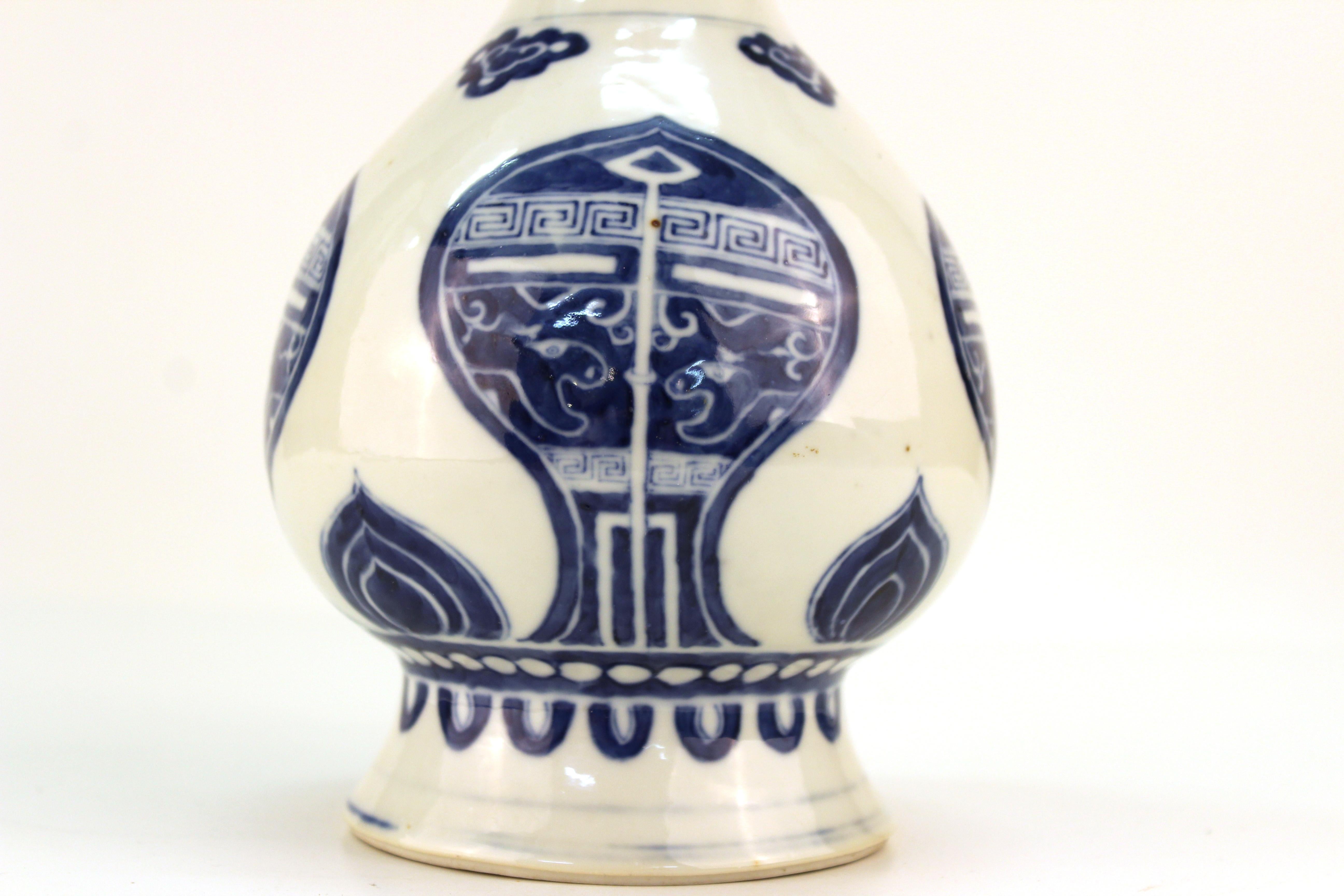 Chinese Qing Dynasty Kangxi Period Underglazed Blue and White Porcelain Vase 2