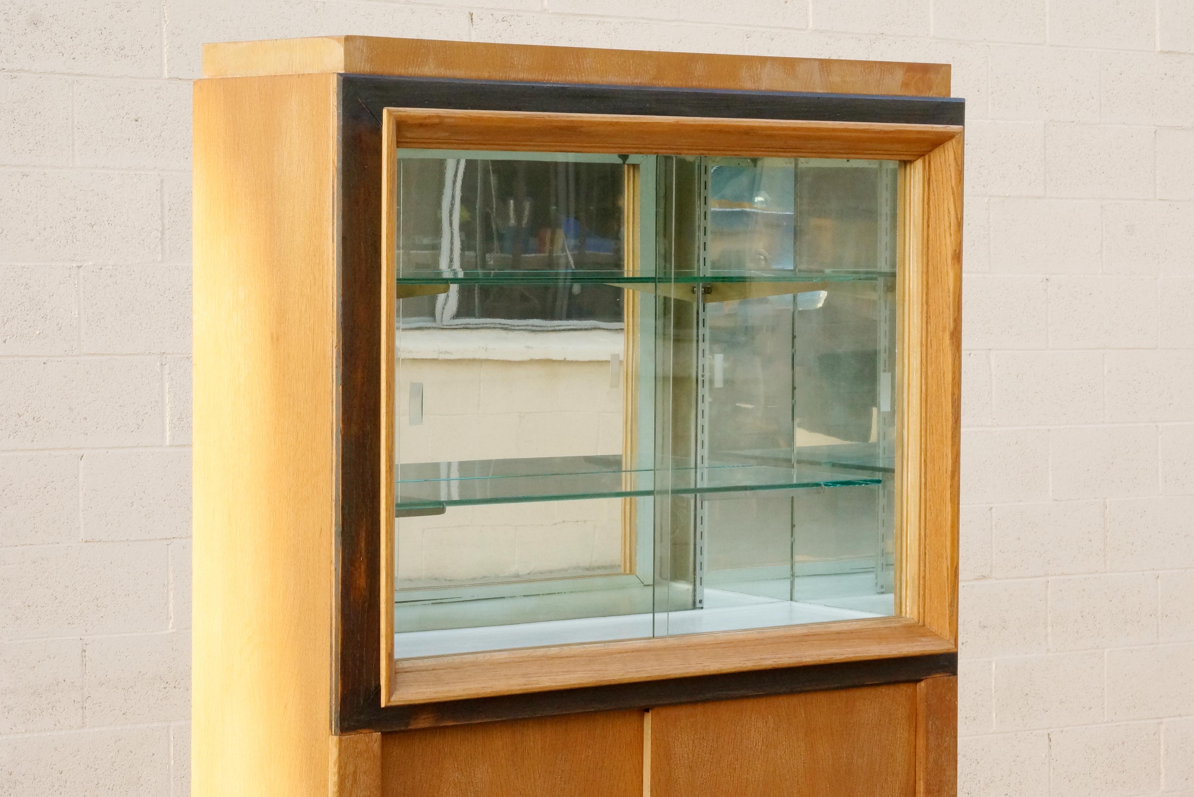Mid-20th Century Modernist Display Cabinet in the Style of Paul Laszlo