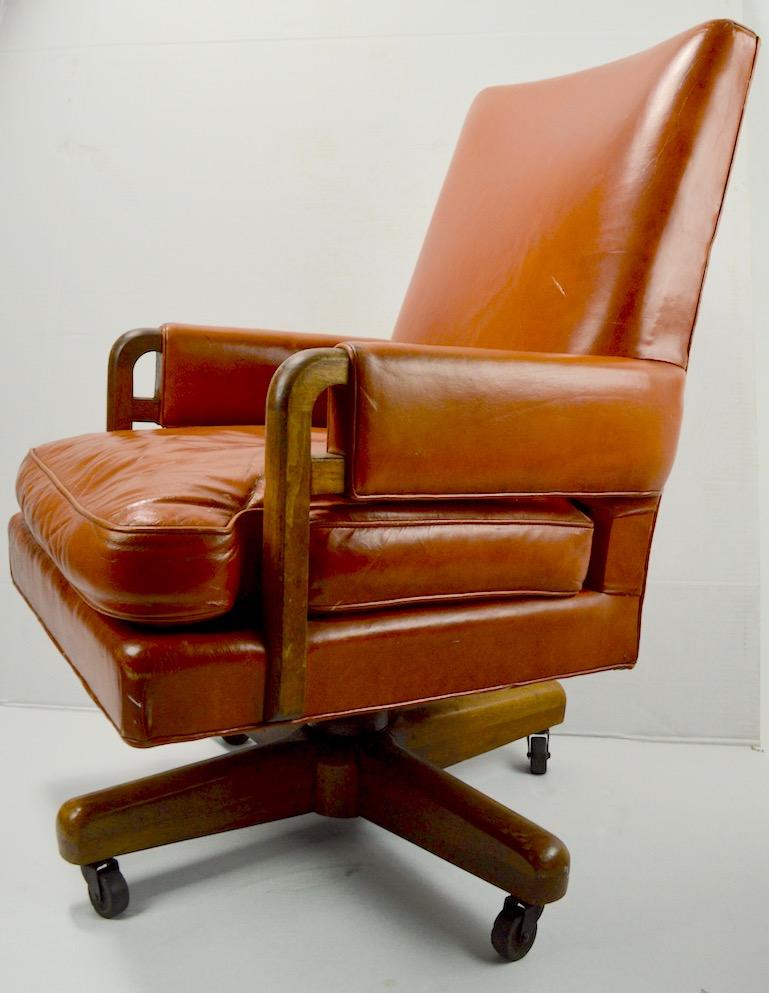 Stow Davis Swivel Tilt Leather Desk Chair In Good Condition In New York, NY