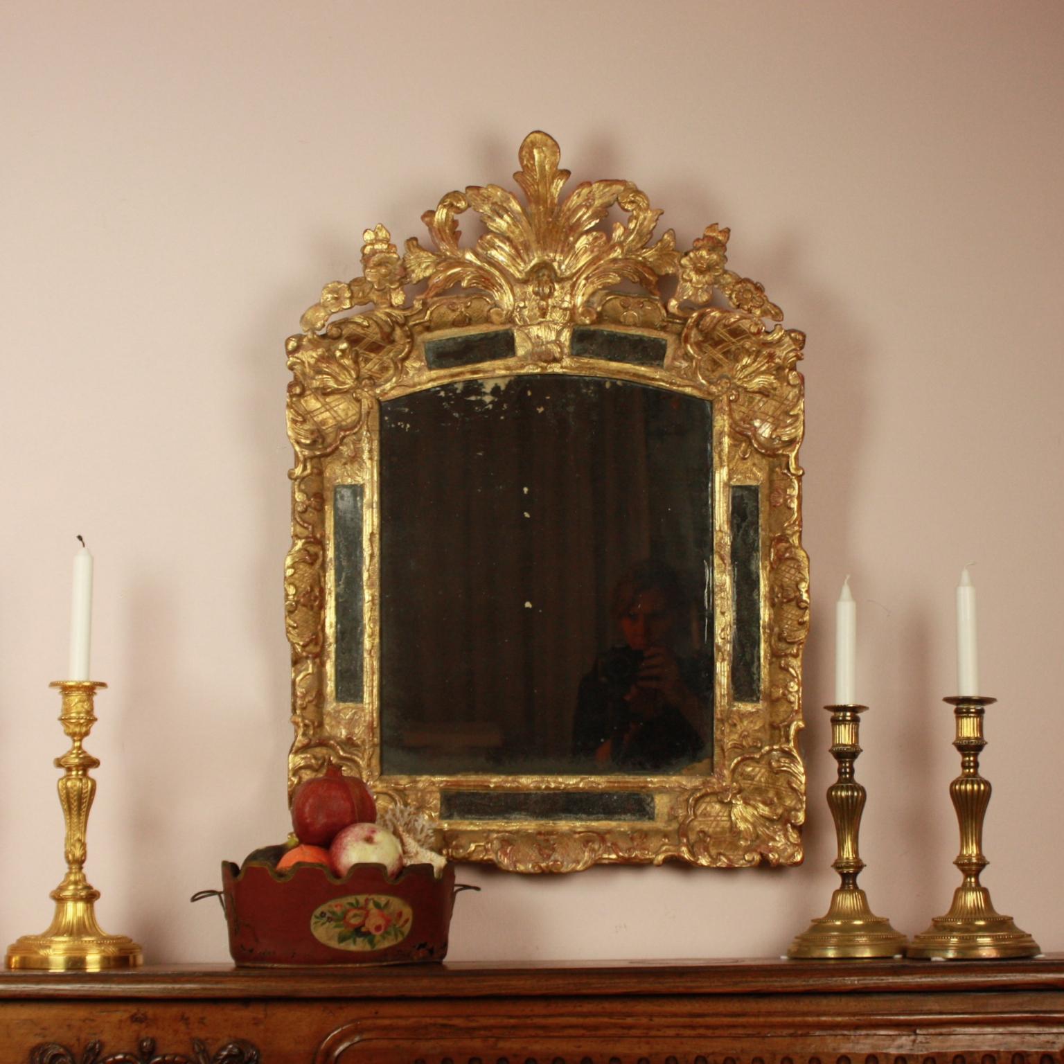 French Early 18th Century Régence Gilt and Carved Wood Mirror 4