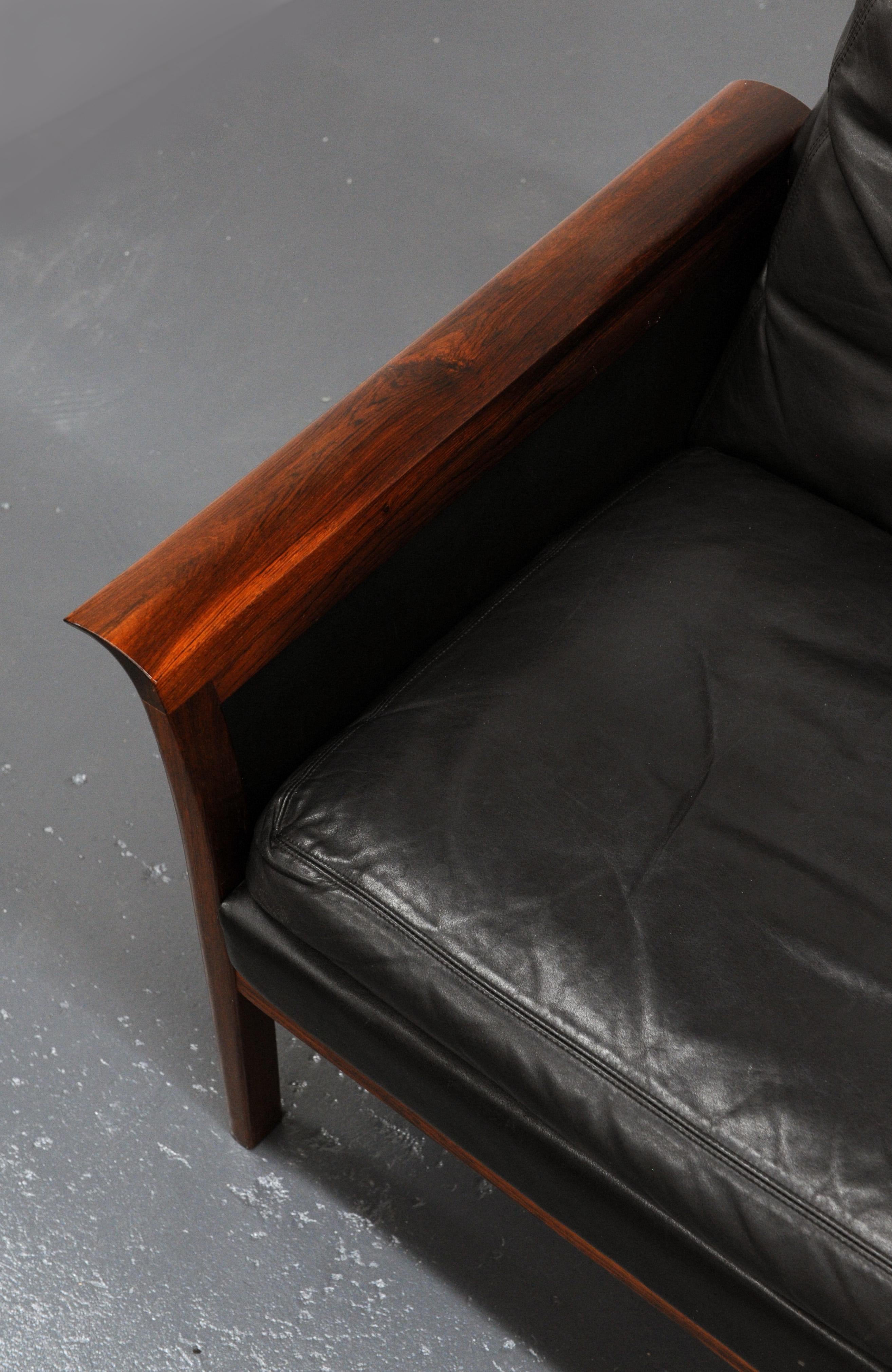 Mid-20th Century Four-Seat Sofa in Rosewood and Black Leather by Hans Olsen for Vatne, Norway