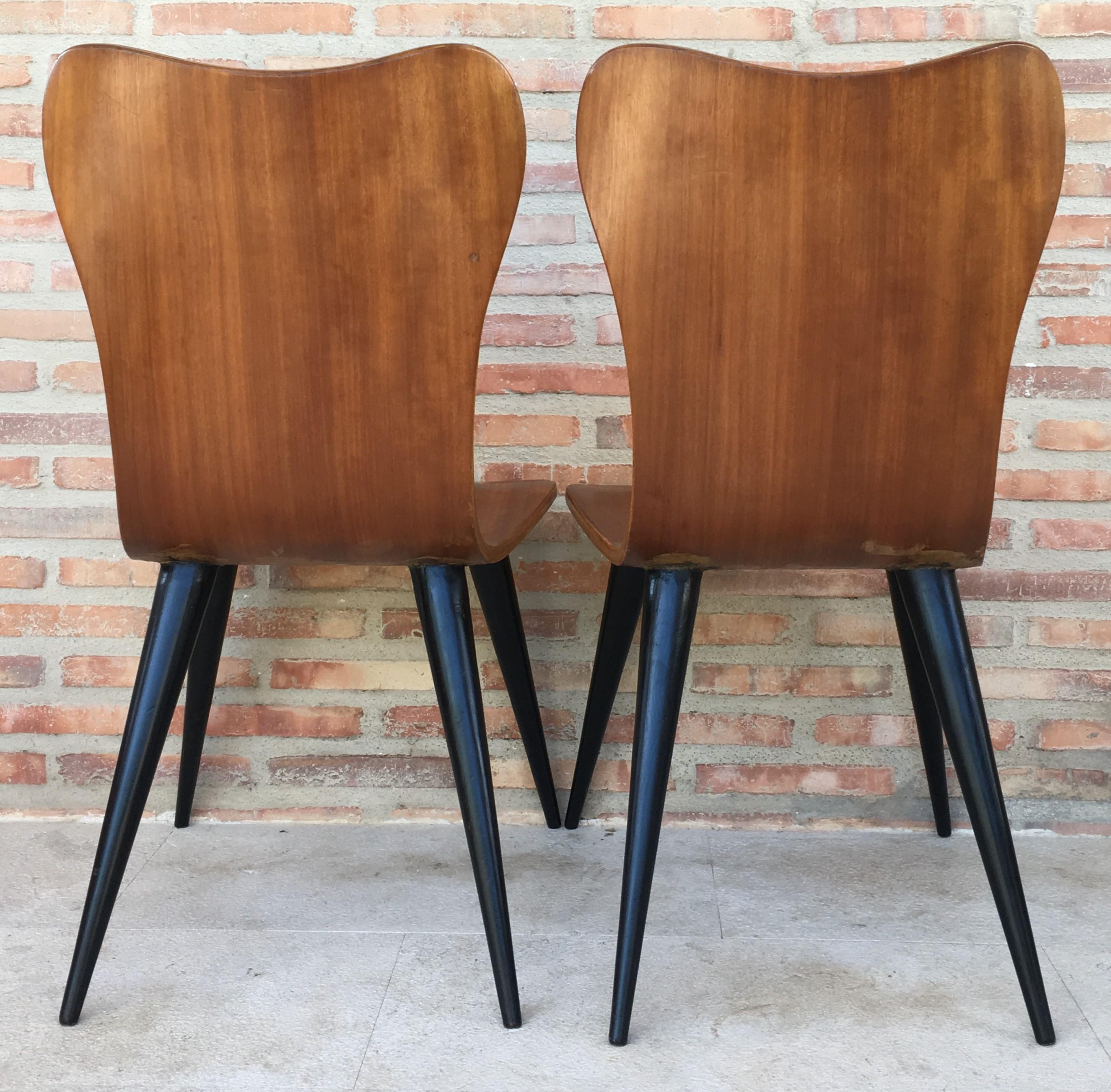 Pair of Midcentury Arne Jacobsen Style Chairs with Black Tapered Legs For Sale 1