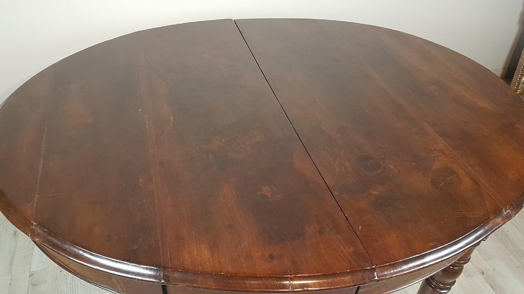 19th Century Italian Charles X Walnut Wood Oval Extendable Dining Room Table 3