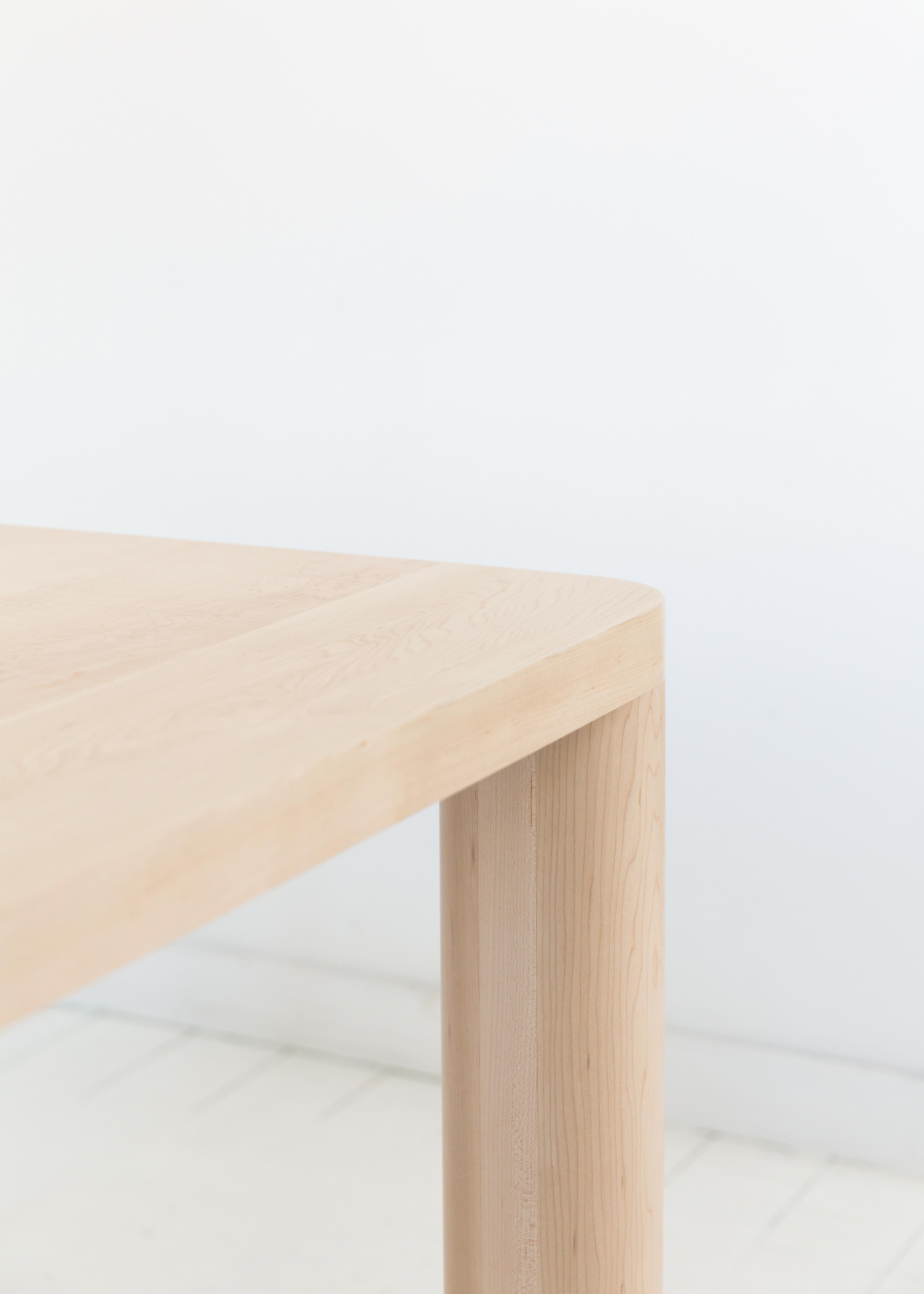 Frêne Table de salle à manger contemporaine à pied d'angle en chêne blanc par Fort Standard en vente