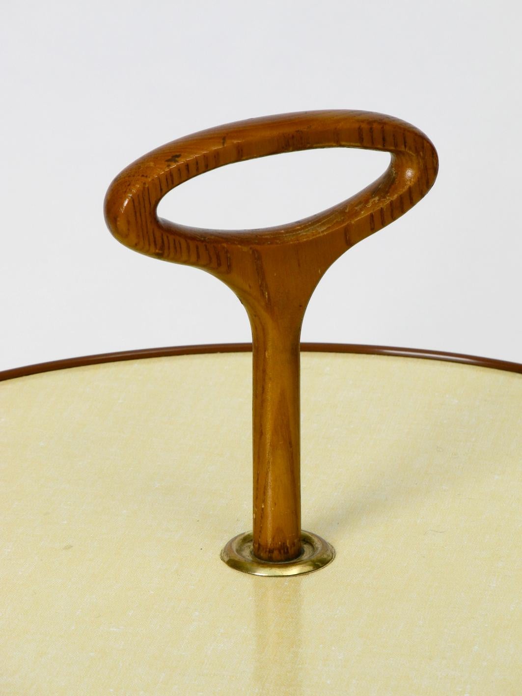 Rare Round Mid-Century Modern Tripod Table with Walnut Handle and Legs In Good Condition In München, DE