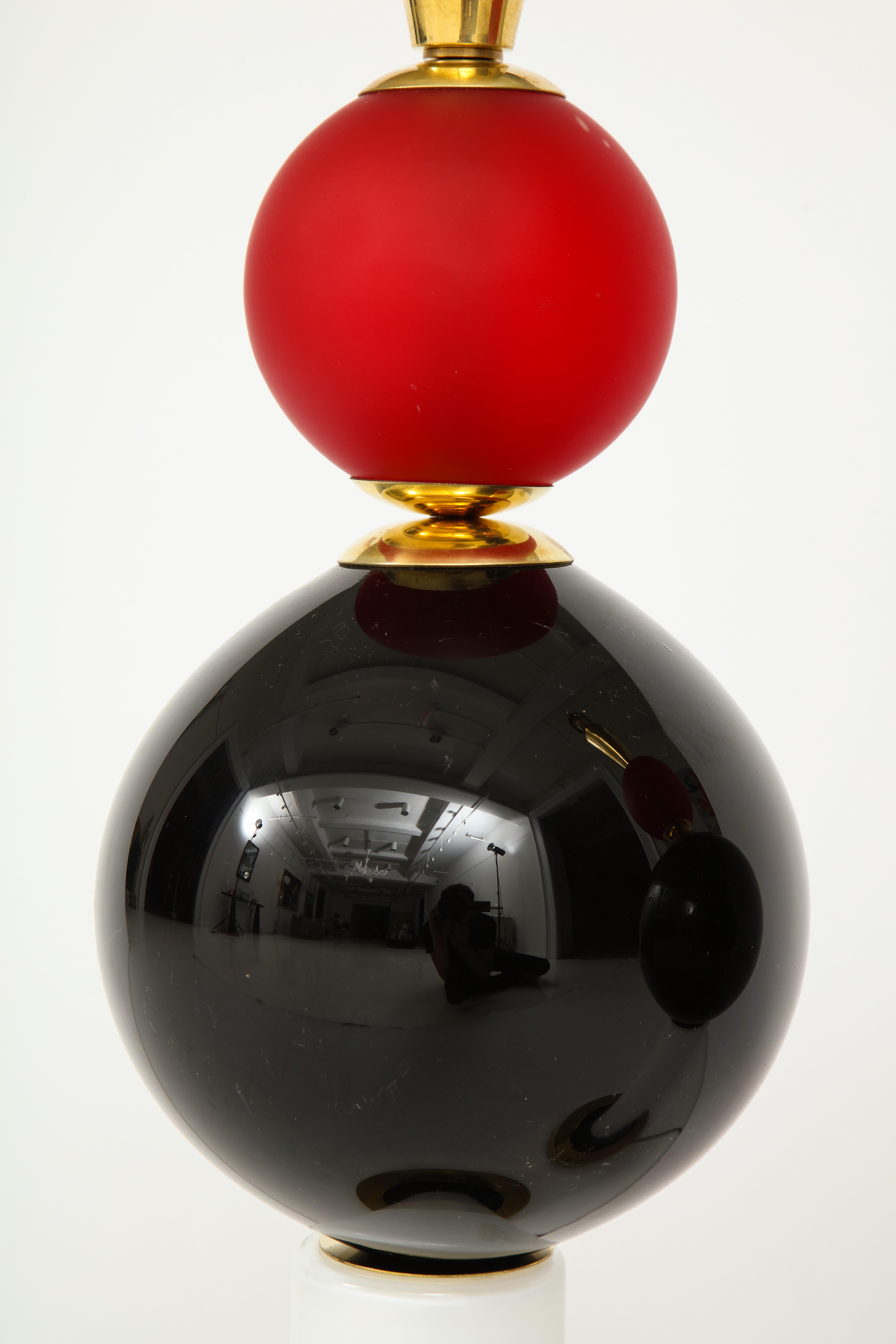 Geometrische Lampen aus rotem, weißem und schwarzem Muranoglas und Messing, Italien, Paar im Angebot 1