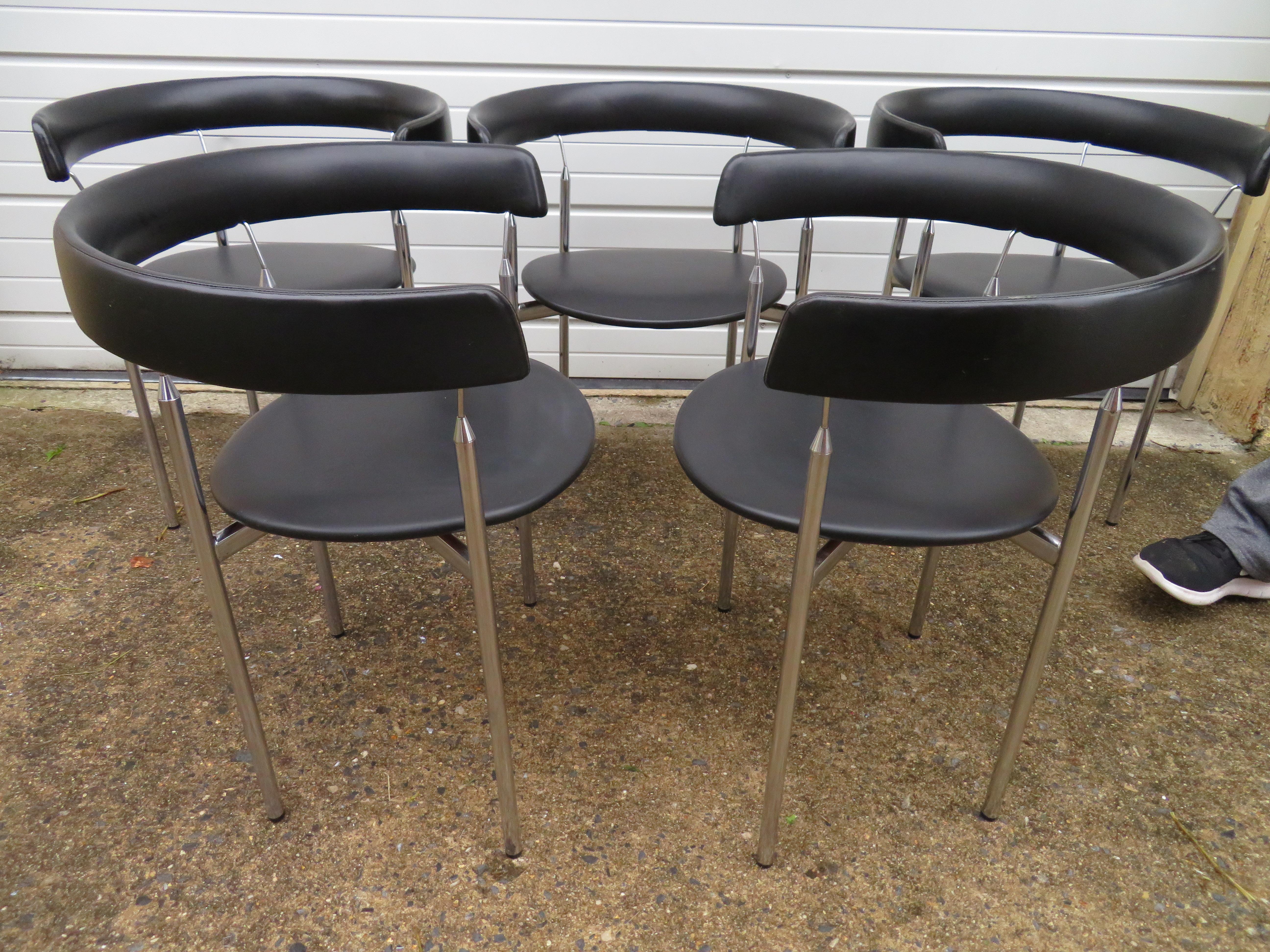 Painted Set of Five Poul Kjaerholm Style Barrel Back Dining Chairs Table, Midcentury For Sale