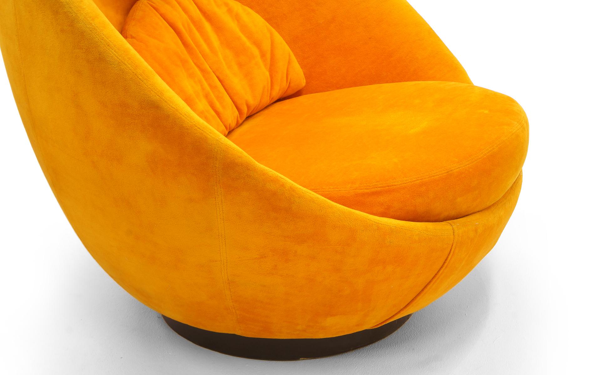 Pair of Large Swivel Egg Chairs by Milo Baughman, Original Orange 1