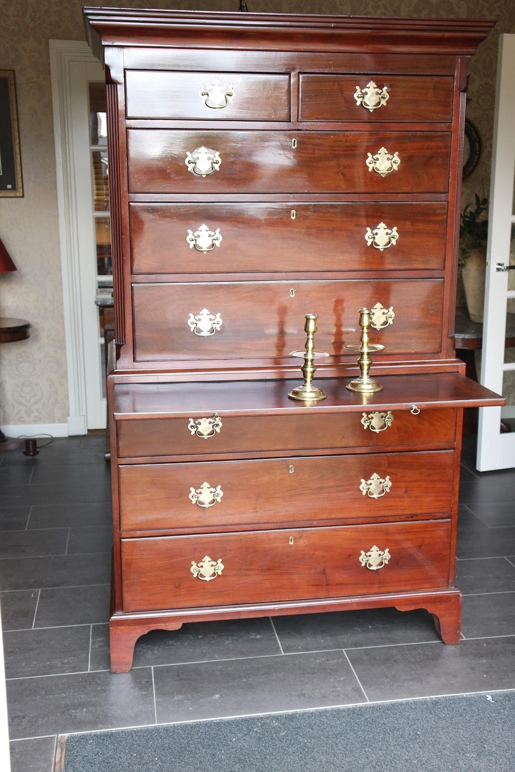 Early 18th Century 18th Century Georgian Mahogany Chest of Drawers in Red Walnut