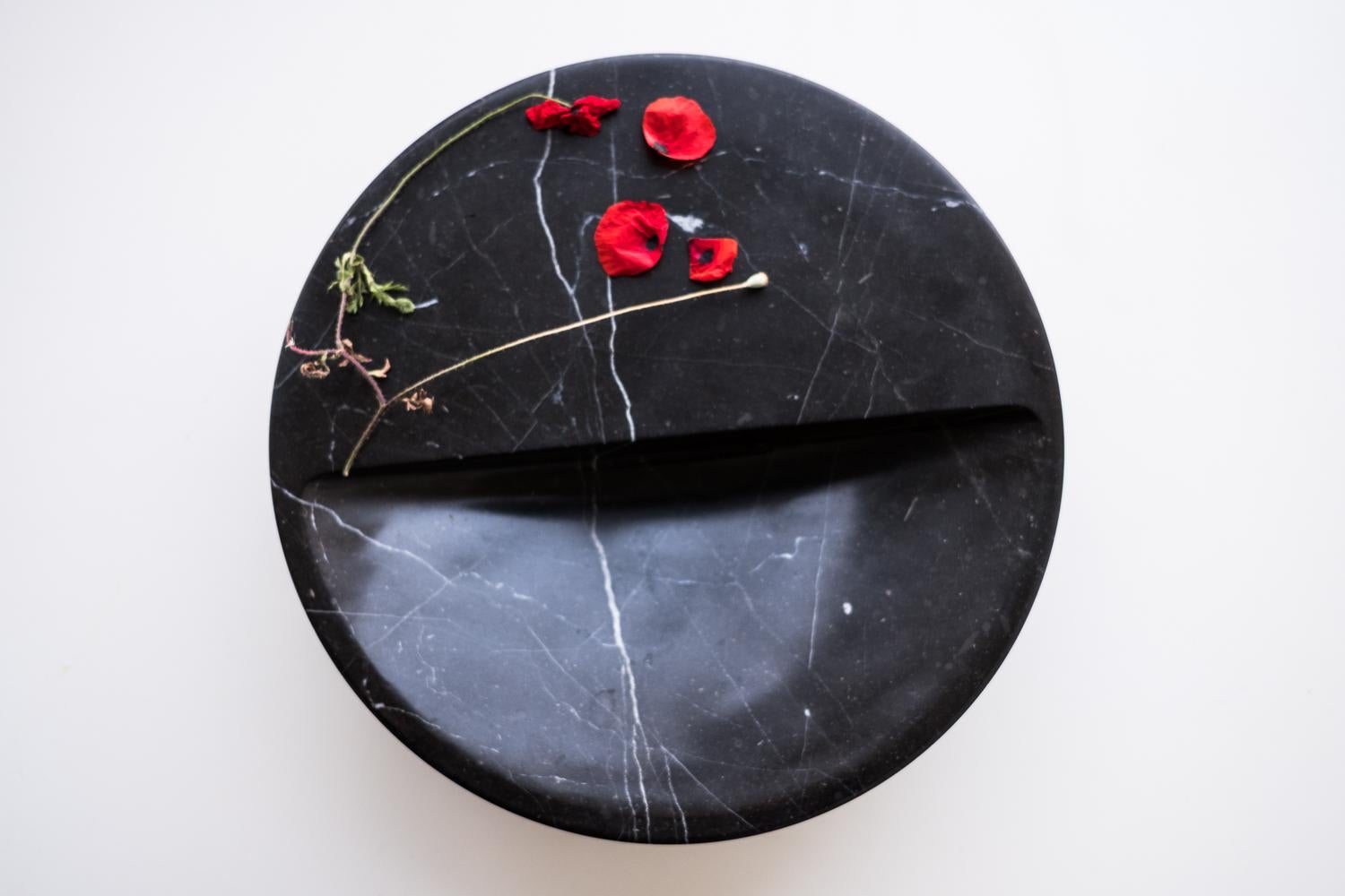 Round Tray in Black Marble In New Condition For Sale In Brooklyn, NY