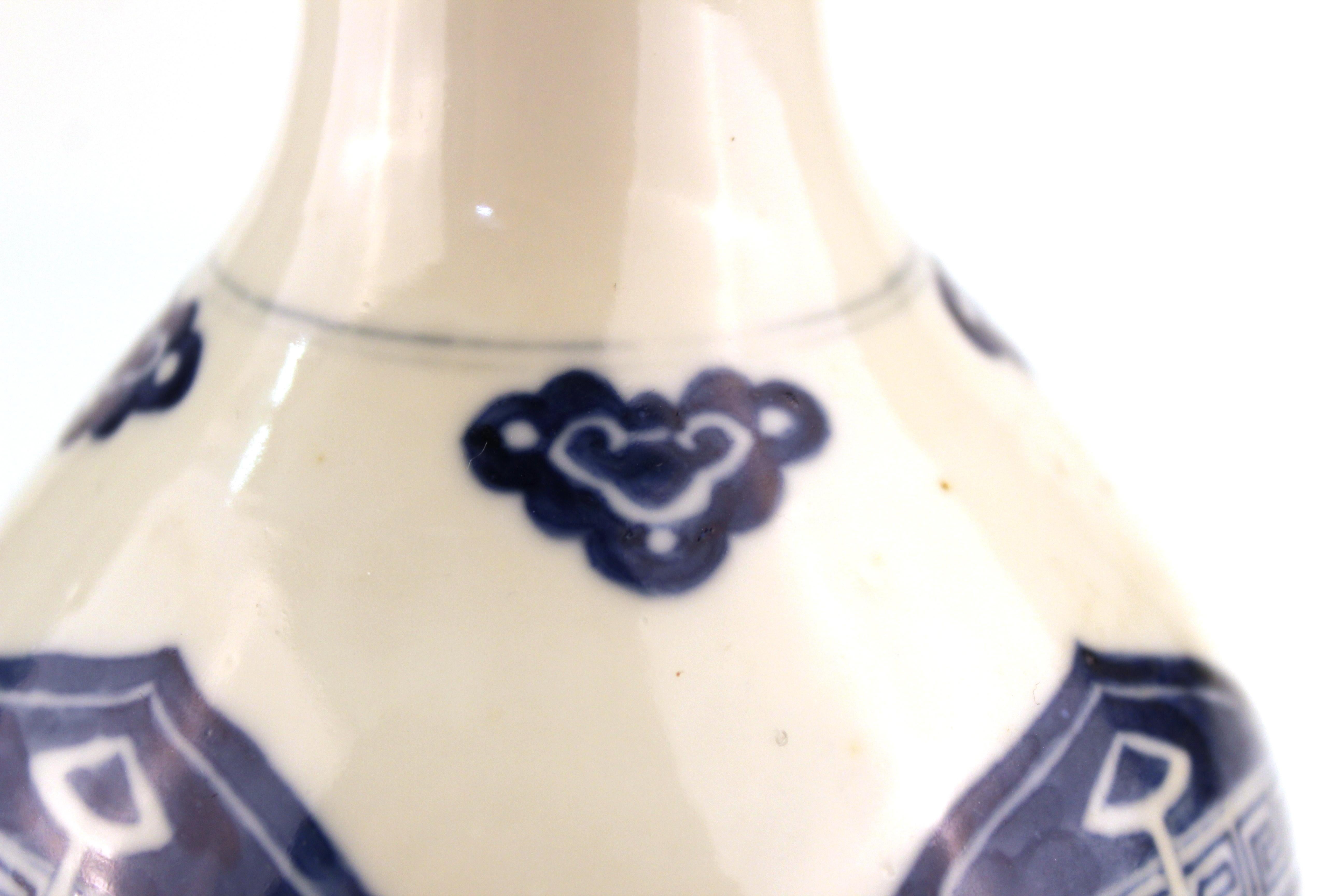 Chinese Qing Dynasty Kangxi Period Underglazed Blue and White Porcelain Vase 4