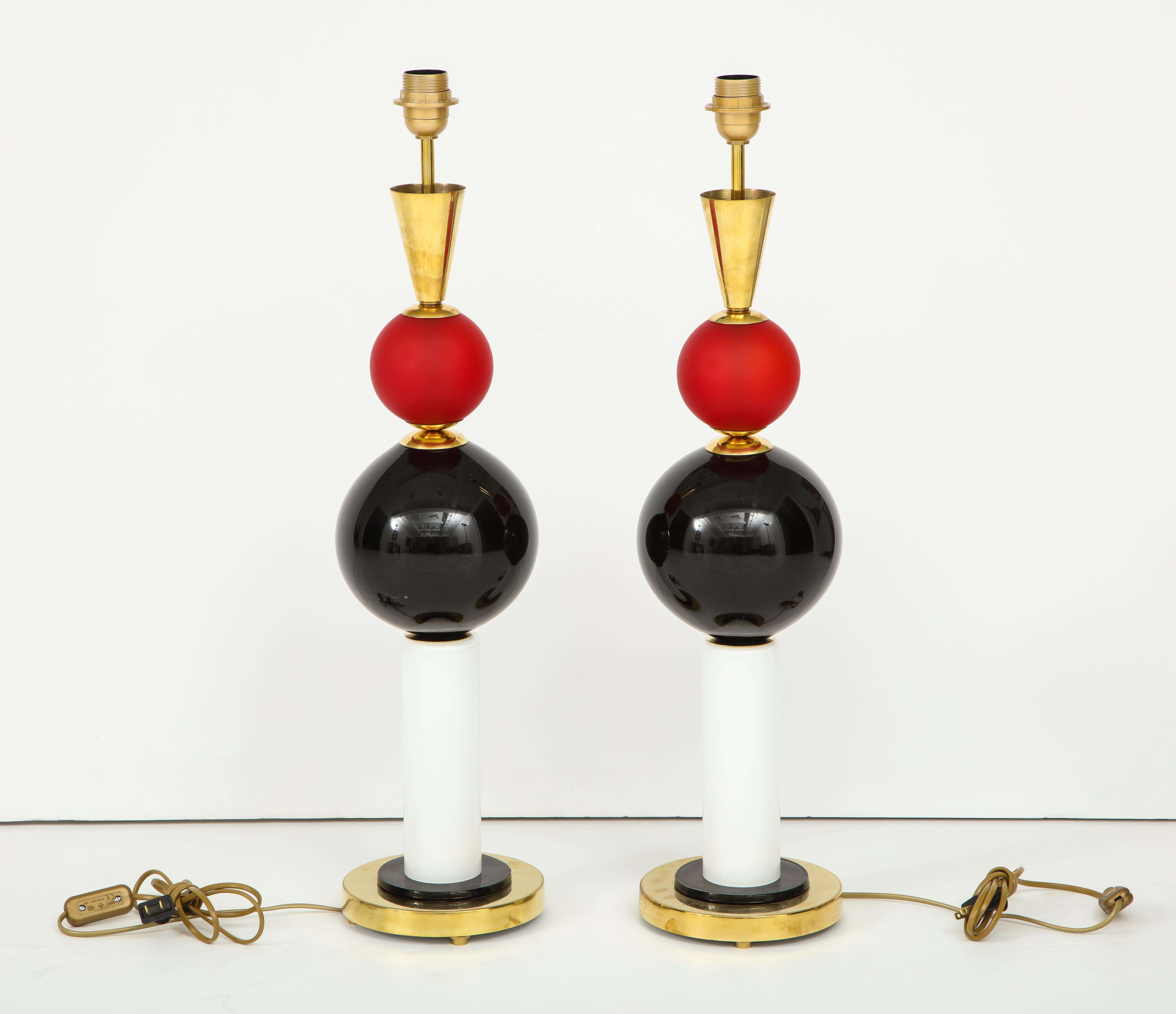 Pair of Geometric Red, White and Black Murano Glass and Brass Lamps, Italy For Sale 3