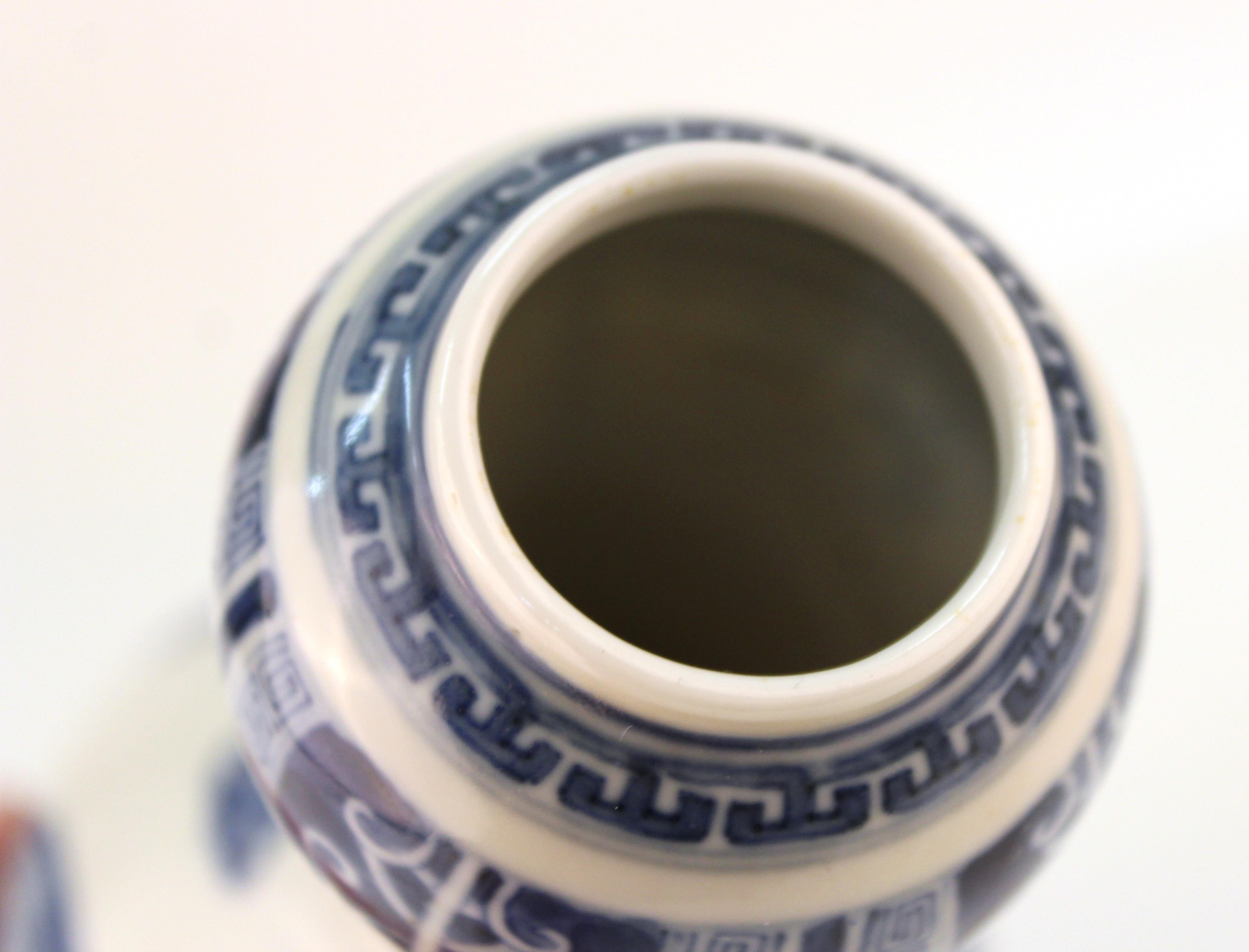 Chinese Qing Dynasty Kangxi Period Underglazed Blue and White Porcelain Vase 5