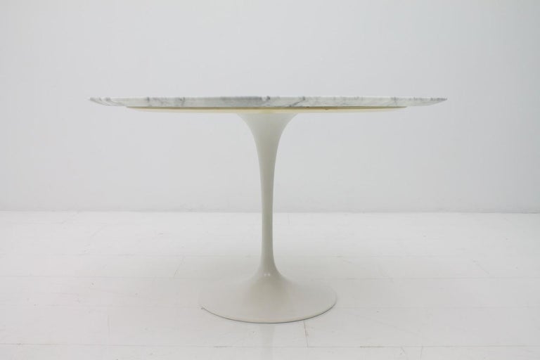 Eero Saarinen Tulip Dining Table with White Marble Top Knoll International 2