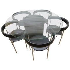 Conjunto de cinco sillas de comedor con respaldo de barril estilo Poul Kjaerholm Mesa, Mediados de siglo