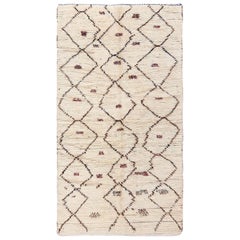 Vintage Small Size Moroccan Rug. Size: 4 ft 7 in x 8 ft 2 in (1.4 m x 2.49 m)