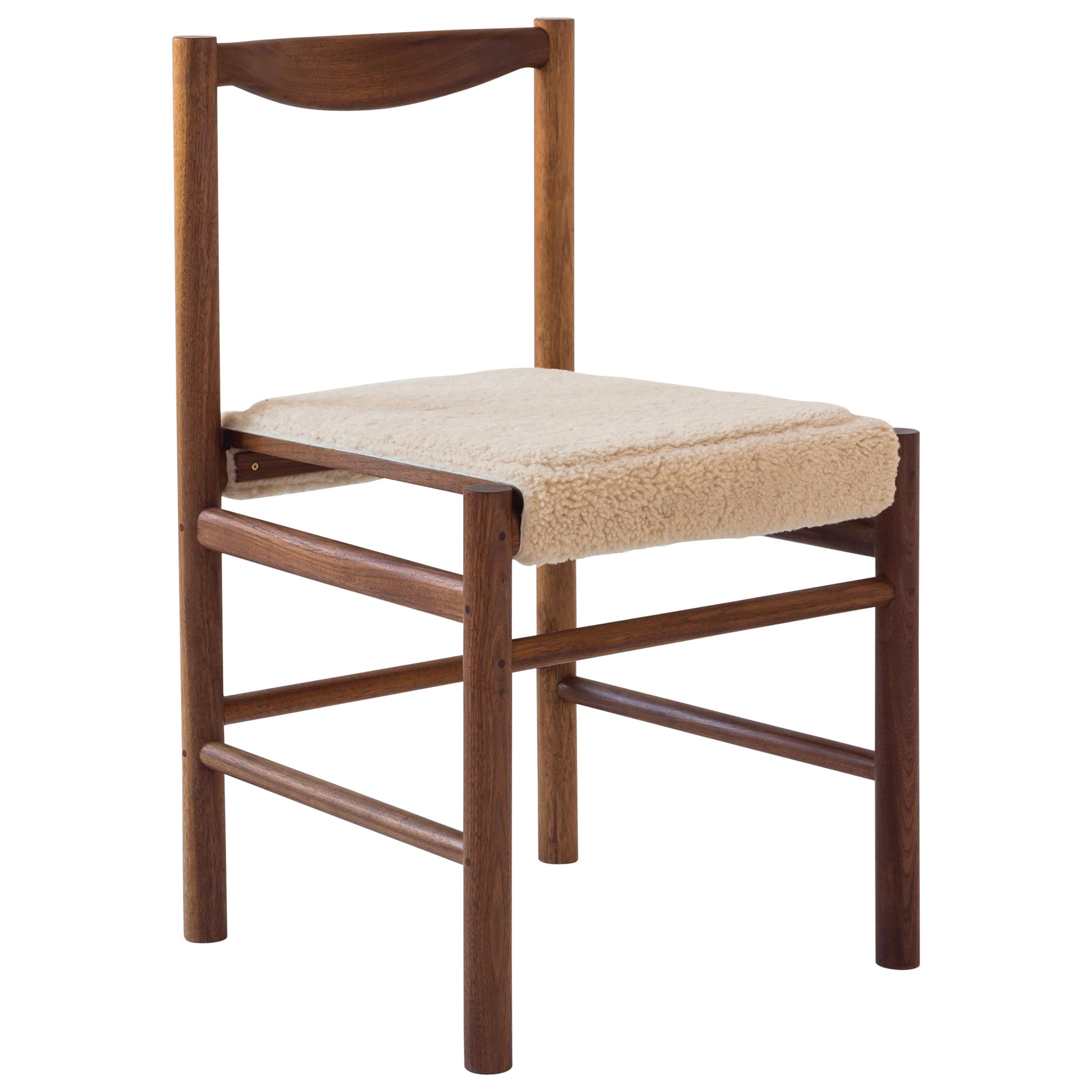 Chaise de salle à manger de gamme Wood en noyer et peau de mouton par Fort Standard