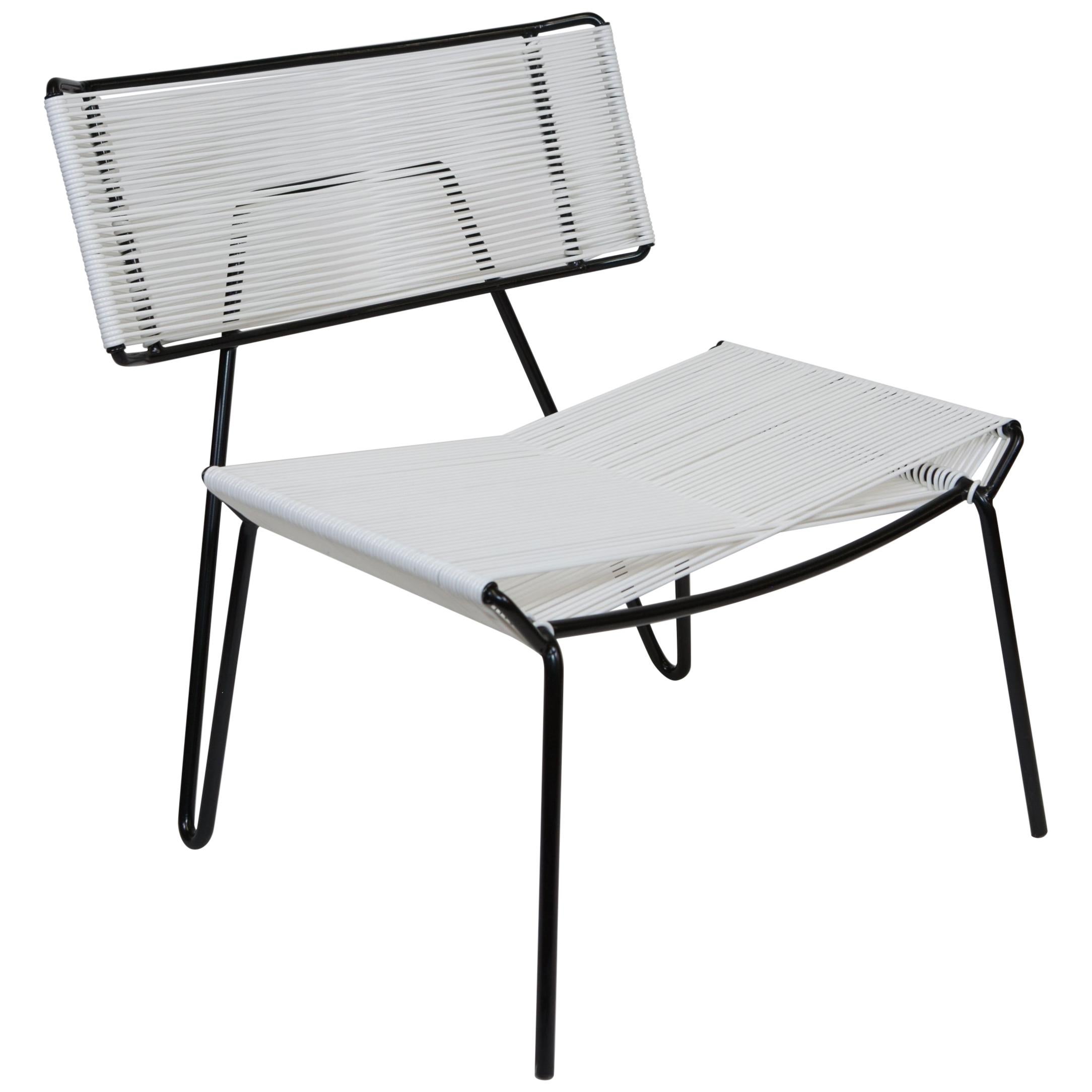 Handgefertigter Midcentury Style Outdoor Lounge Chair:: Schwarz mit weißem PVC:: auf Lager