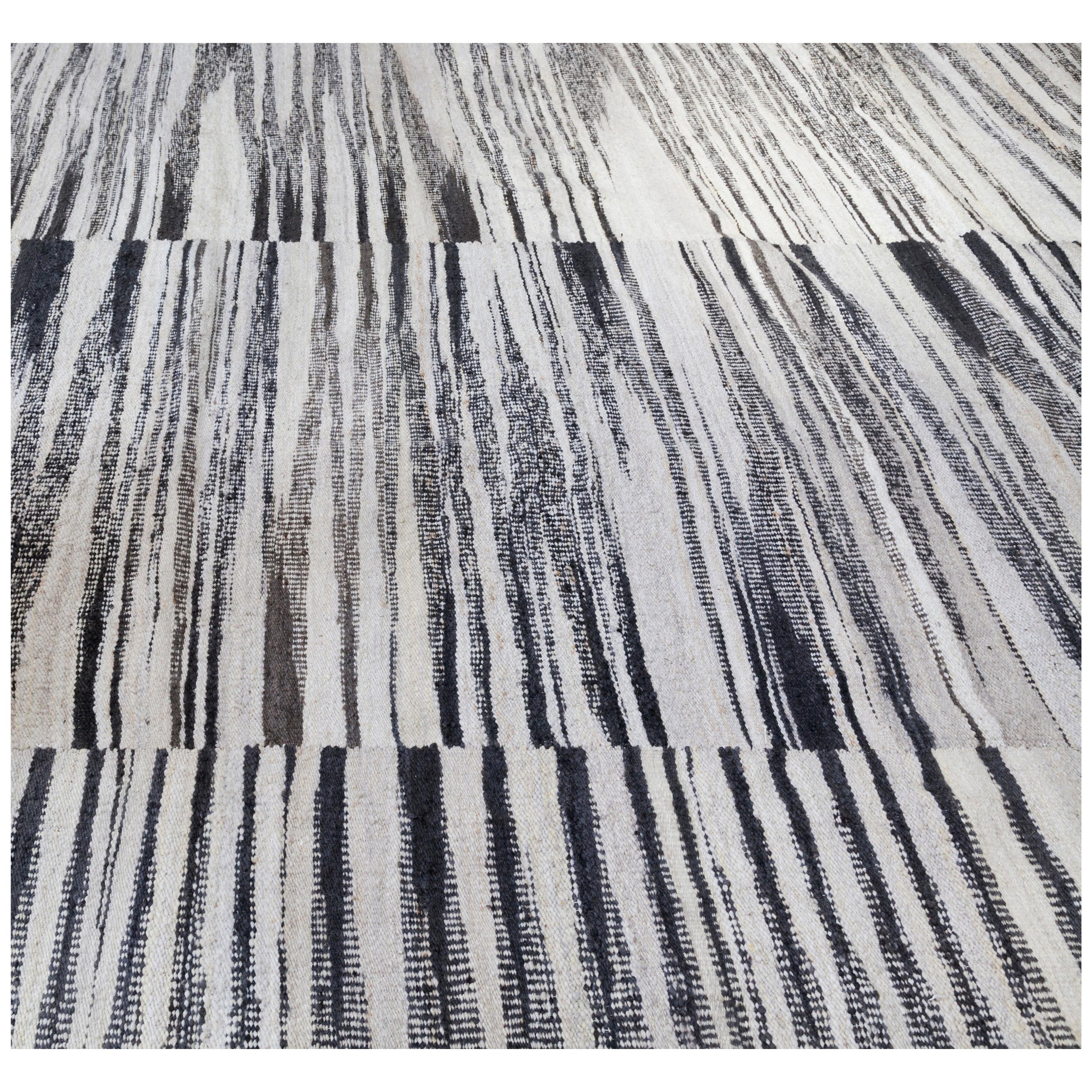 Handgewebter Flachgewebe-Teppich aus Wolle mit schwarzem und weißem grafischem Muster im Angebot