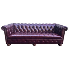 Vintage English Oxblood Merlot Leather Chesterfield Tufted Sofa avec têtes de clous