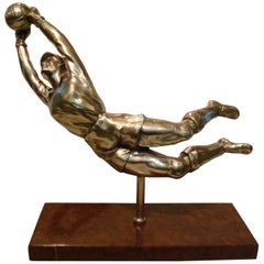 Versilberte Figur eines Fußball, Fußballtorwart, Frankreich, um 1940