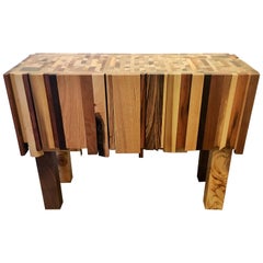 Tavolo in legno misto e pittura acrilica dell'artista Ben Darby