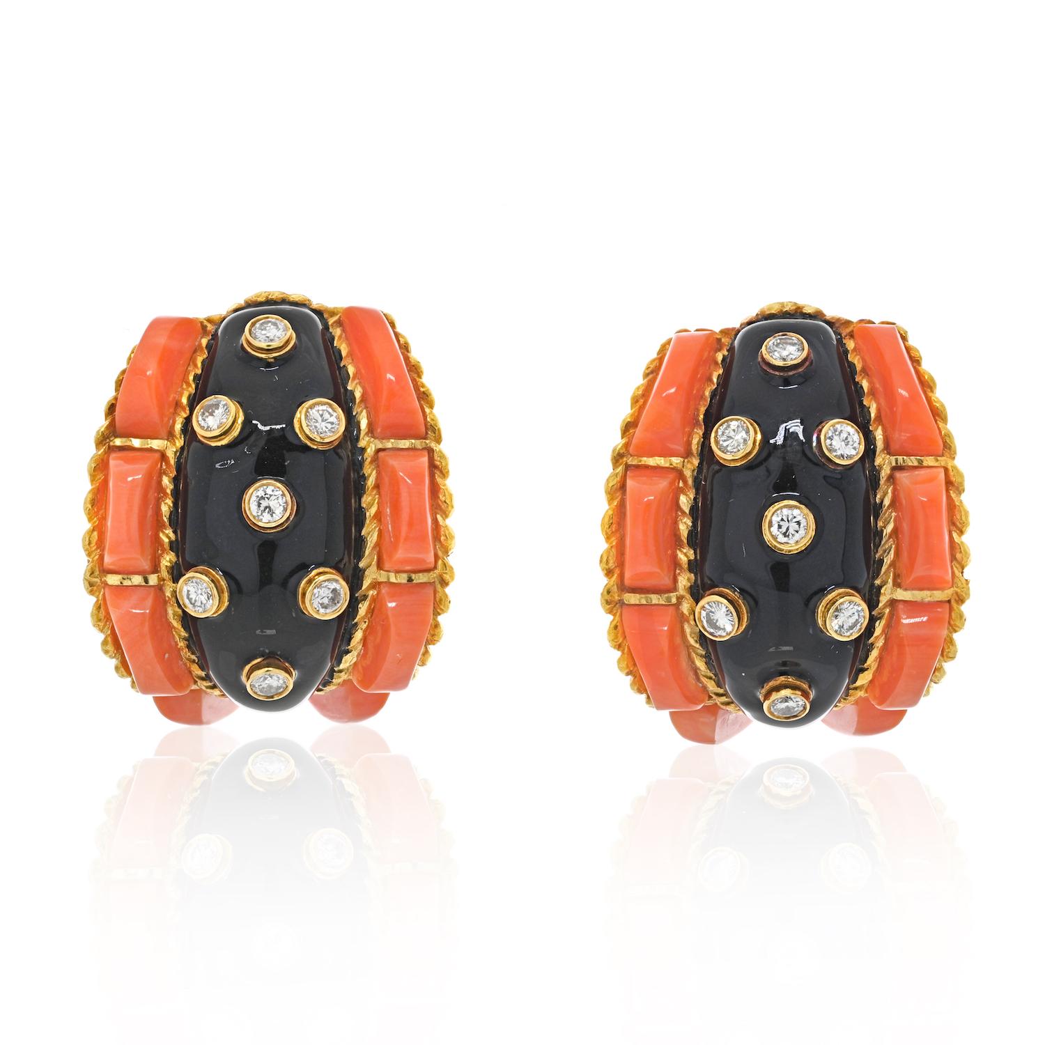 David Webb - Orecchini con smalto nero, corallo e diamanti - Oro giallo 18 carati e platino, Vintage

Un paio di orecchini vintage di David Webb, audaci e da collezione, che mostrano l'uso caratteristico del designer di colori vivaci, texture e