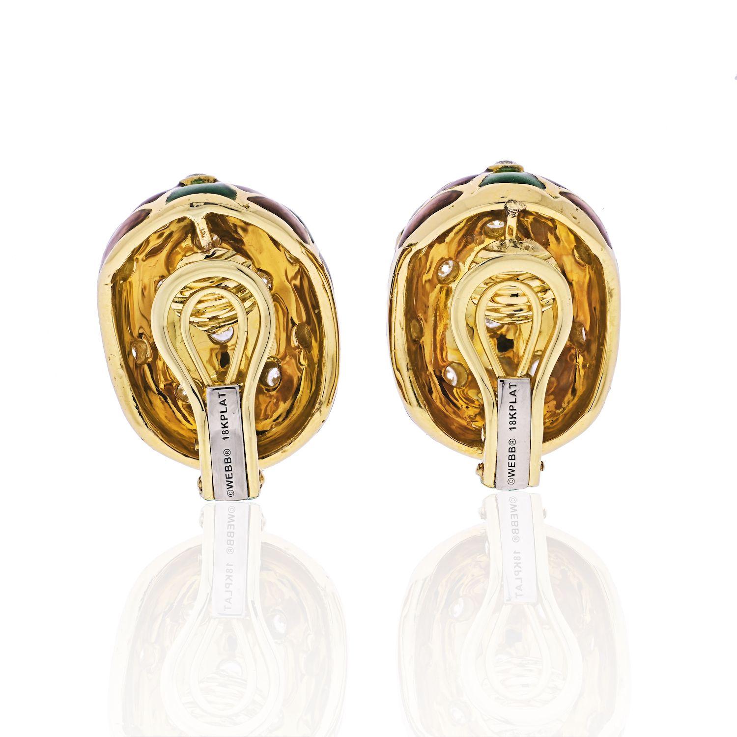 Moderne David Webb Boucles d'oreilles en platine et or 18 carats avec damier et diamants en émail vert et rouge en vente