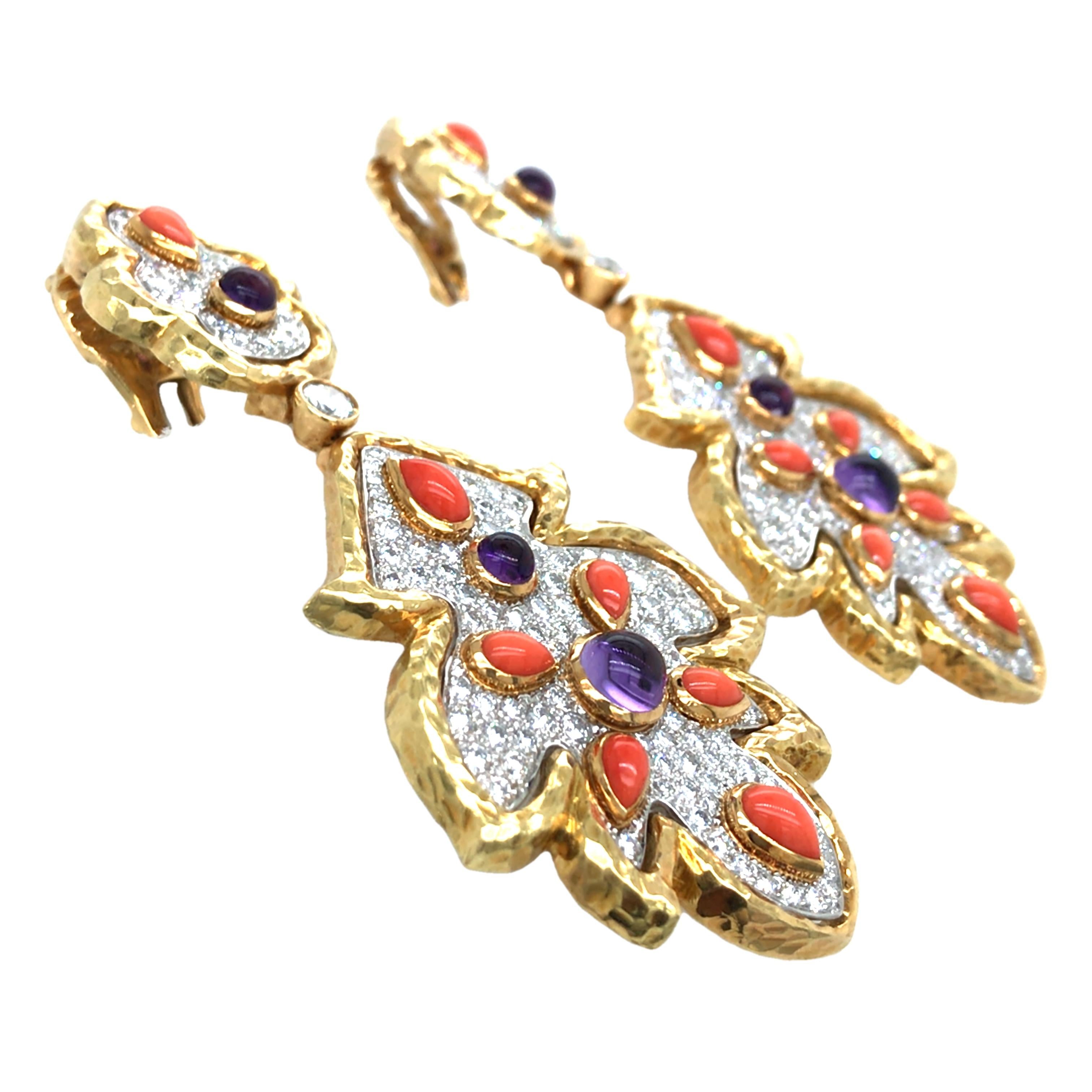 These David Webb earrings exude an exotic charm, combining luxury with artistic flair. Crafted from 18K gold and PT900 platinum, they are adorned with approximately 2.37 carats of dazzling diamonds, complemented by 2.68 carats of stunning amethysts