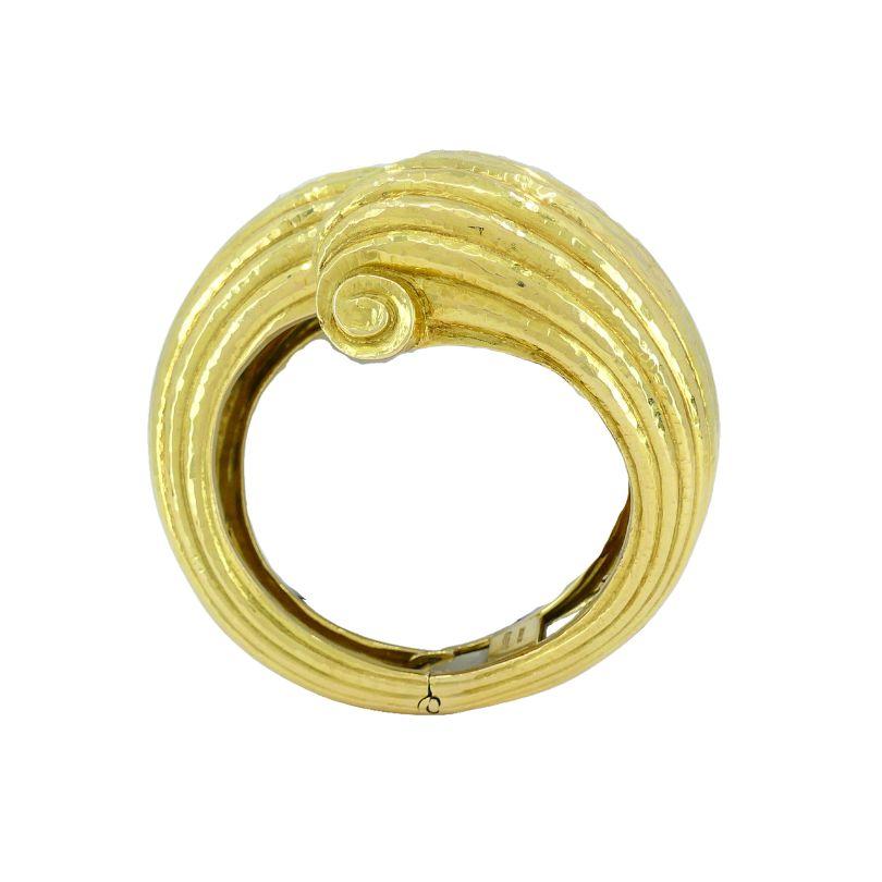 David Webb Bracelet à charnières croisées en or 18 carats martelé Pour femmes en vente