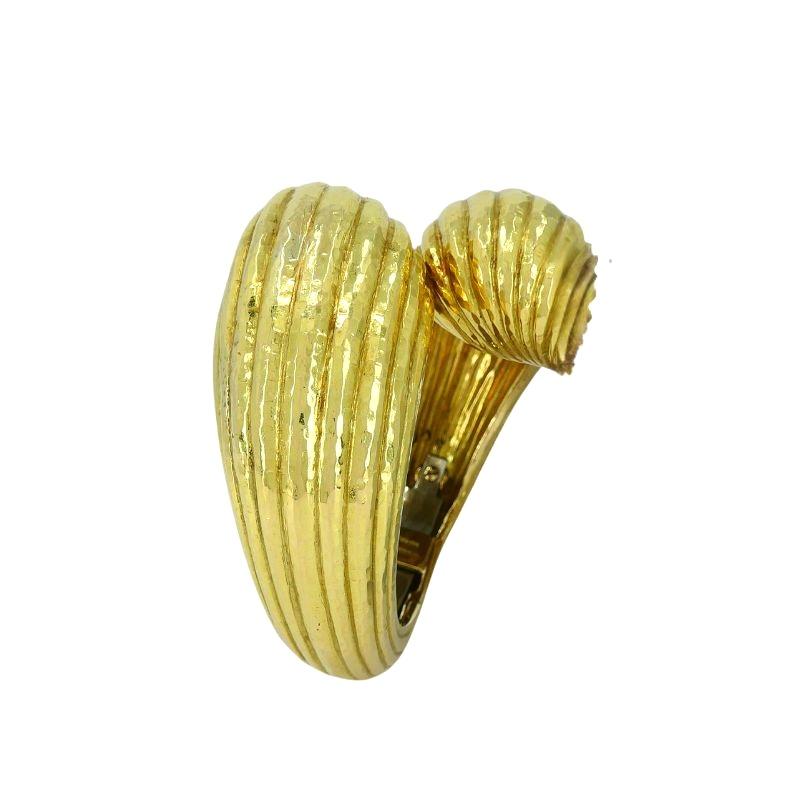 David Webb Bracelet à charnières croisées en or 18 carats martelé en vente 1
