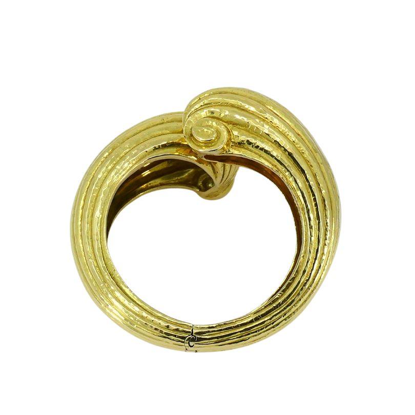 David Webb Bracelet à charnières croisées en or 18 carats martelé en vente 2