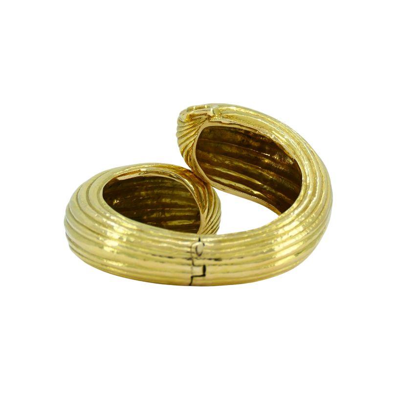 David Webb Bracelet à charnières croisées en or 18 carats martelé en vente 3