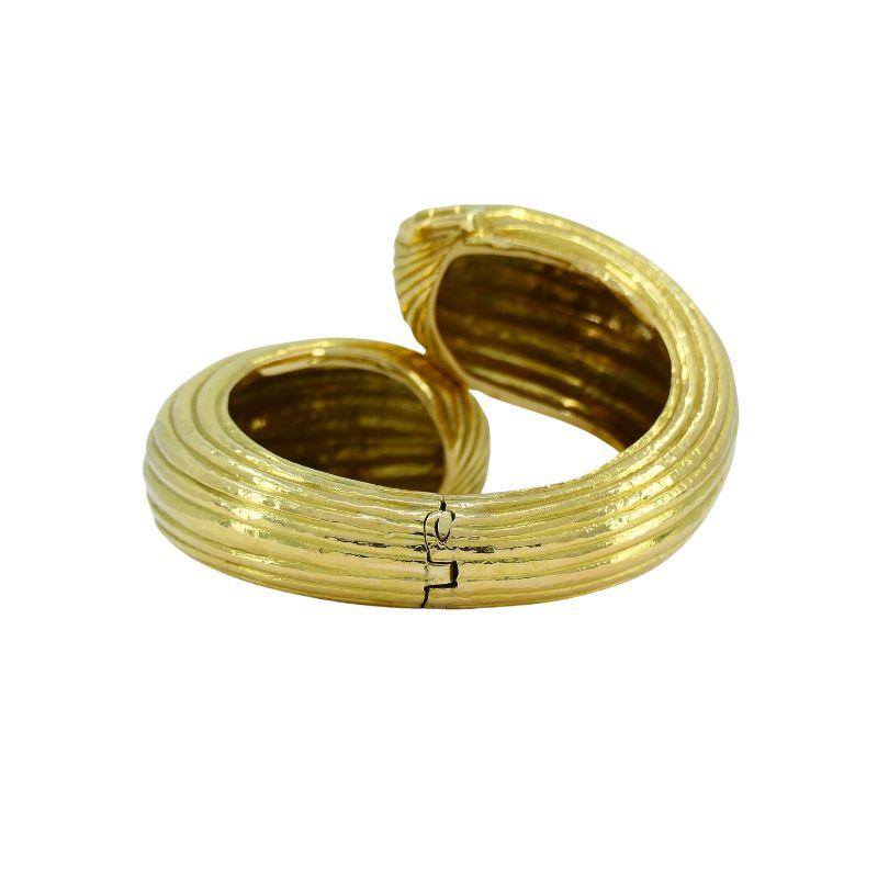 David Webb Bracelet à charnières croisées en or 18 carats martelé en vente 4